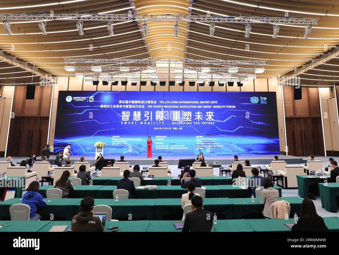 221106 -- SHANGHAI, 6. November 2022 -- das vierte Forum für industrielle Revolution und intelligente Mobilität findet während der fünften China International Import Expo CIIE im ostchinesischen Shanghai, 6. November 2022, statt. CIIE CHINA-SHANGHAI-CIIE-FORUM CN FANGXZHE PUBLICATIONXNOTXINXCHN Stockfoto