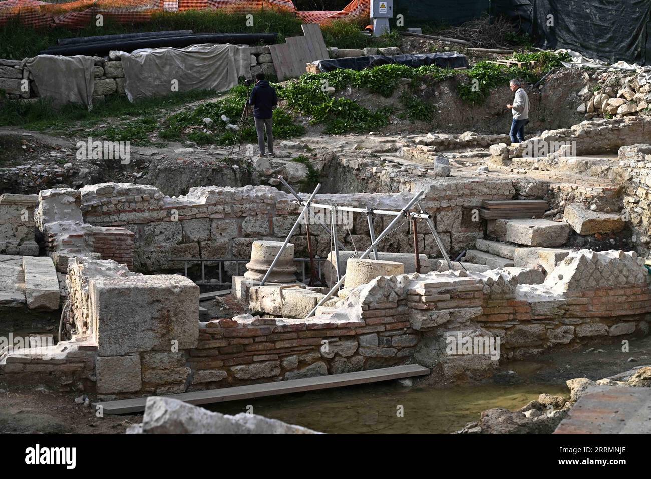 221109 -- SAN CASCIANO DEI BAGNI, 9. November 2022 -- Foto vom 8. November 2022 zeigt den Fundort von Bronzestatuen aus einem antiken Thermalbad in San Casciano dei Bagni, Italien. Versteckt unter sprudelndem Schlamm in einem alten Thermalbad, könnte die Entdeckung von 24 gut erhaltenen Bronzestatuen aus mehr als 2.000 Jahren Geschichte neu schreiben, sagte der italienische Miniy of Culture Dienstag. /Xinhua ITALY-SAN CASCIANO DEI BAGNI-BRONZE STATUEN Str PUBLICATIONxNOTxINxCHN Stockfoto