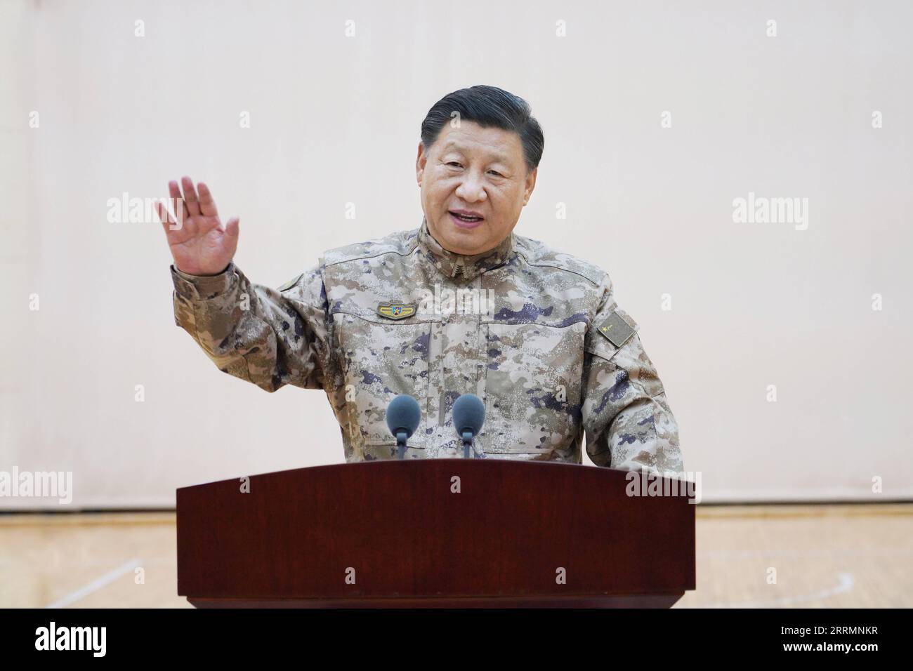 221108 -- PEKING, 8. November 2022 -- der chinesische Präsident Xi Jinping, ebenfalls Generalsekretär des Zentralkomitees der Kommunistischen Partei Chinas, Vorsitzender der Zentralen Militärkommission CMC, und Oberbefehlshaber der CMC Joint Operations Command Center, trifft sich mit Vertretern von Offizieren und Soldaten der Kommandozentrale, grüßt alle ihre Mitglieder und hält während seiner Inspektion eine wichtige Rede an die CMC Joint Operations Command Center, 8. November 2022. XI inspizierte am Dienstag das CMC Joint Operations Command Center und demonstrierte die Position des neuen CMC auf im Stockfoto