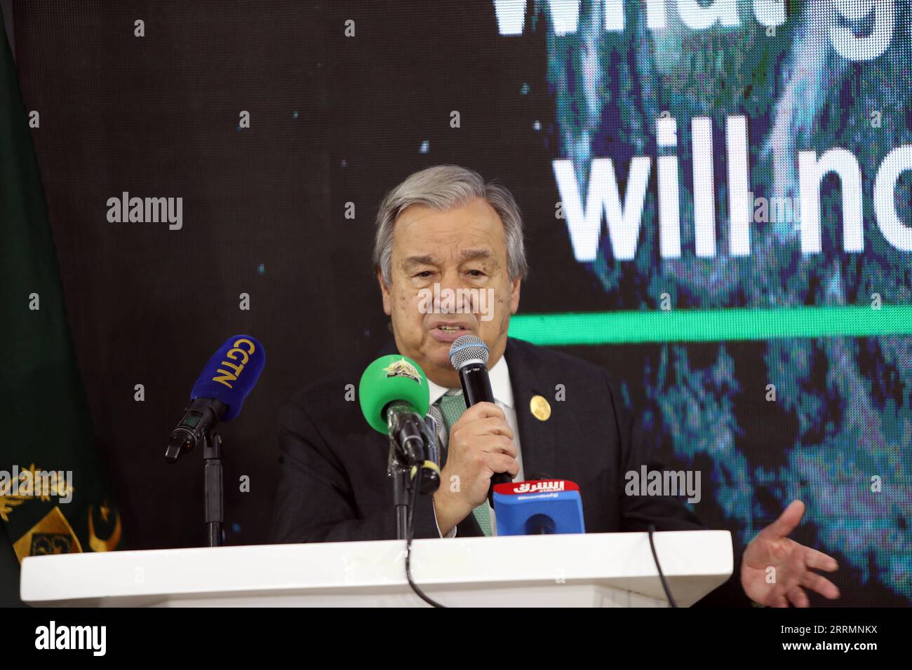 221108 -- SHARM EL-SHEIKH, 8. NOVEMBER 2022 -- der Generalsekretär der Vereinten Nationen Antonio Guterres spricht auf einer gemeinsamen Pressekonferenz mit dem pakistanischen Premierminister Shehbaz Sharif, nicht vor dem Hintergrund der laufenden 27. Tagung der Konferenz der Vertragsparteien COP27 des Rahmenübereinkommens der Vereinten Nationen über Klimaänderungen in Sharm El-Sheikh (Ägypten), Nov. 2022. Der Generalsekretär der Vereinten Nationen Antonio Guterres forderte am Montag die internationale Gemeinschaft auf, Pakistan zu unterstützen, nachdem die katastrophalen Überschwemmungen Tausende von Menschen im südasiatischen Land getötet und es in Milliardenhöhe gekostet haben Stockfoto