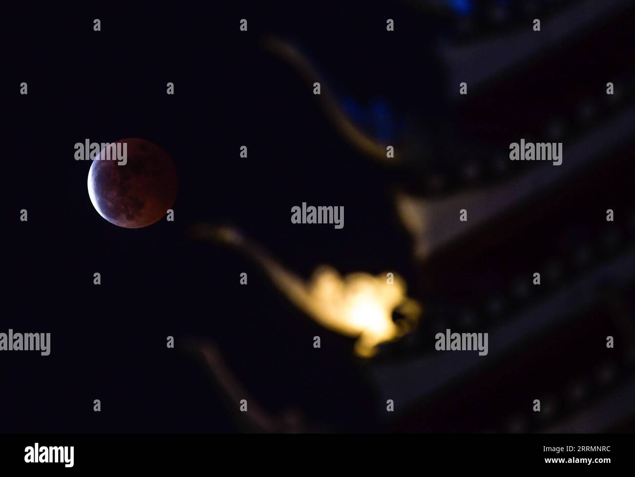 221109 -- GUIYANG, 9. November 2022 -- der Mond wird während einer totalen Mondfinsternis in Guiyang, Südwestchinas Provinz Guizhou, 8. November 2022 gesehen. CHINA-GUIZHOU-GUIYANG-LUNAR ECLIPSE CN YANGXWENBIN PUBLICATIONXNOTXINXCHN Stockfoto