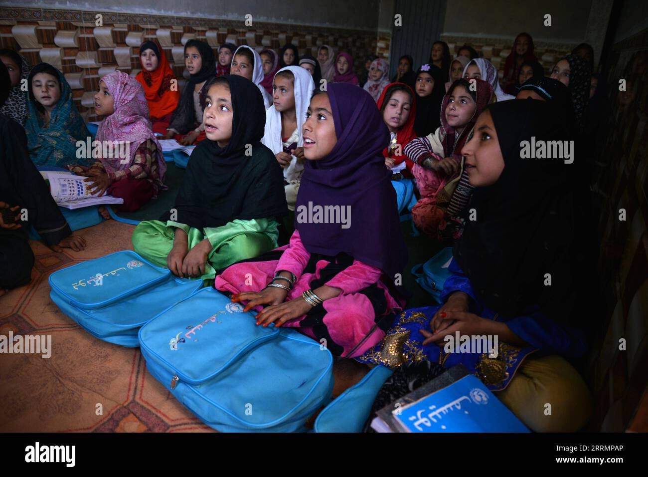 221110 -- KANDAHAR, 10. November 2022 -- afghanische Kinder studieren in einer von UNICEF organisierten Klasse im Bezirk Dand der Provinz Kandahar, Afghanistan, 9. November 2022. In Kandahar erhalten Kinder und Erwachsene mit Hilfe von UNICEF und anderen Partnerorganisationen eine Alphabetisierungsausbildung in lokalen Klassen. Foto von /Xinhua AFGHANISTAN-KANDAHAR-UNICEF-KLASSEN SanaullahxSeiam PUBLICATIONxNOTxINxCHN Stockfoto