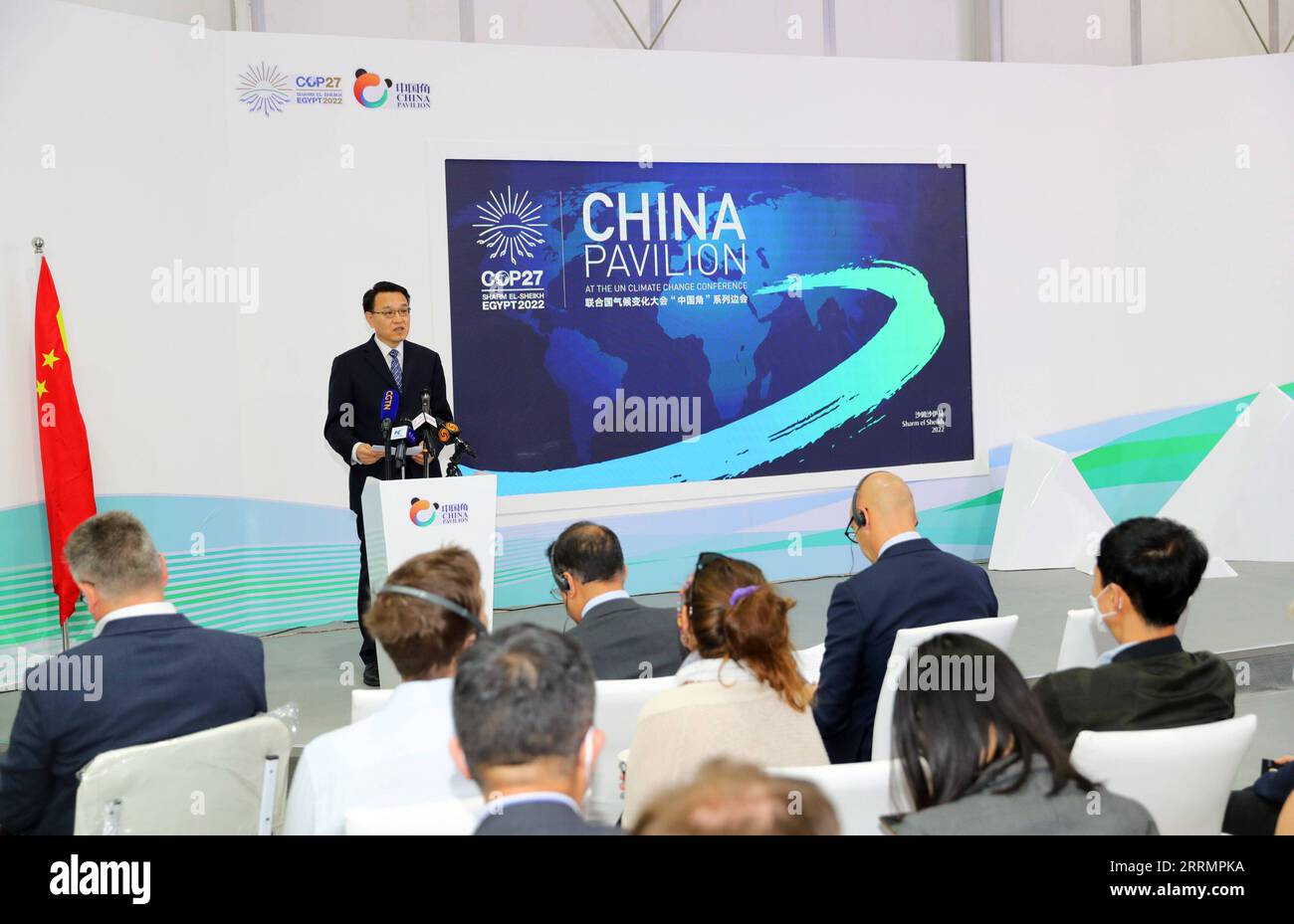 221110 -- SHARM EL-SHEIKH ÄGYPTEN, 10. NOVEMBER 2022 -- Zhao Yingmin Rear, Leiter der chinesischen Delegation auf der UN-Klimakonferenz und stellvertretender Minister des chinesischen Ministeriums für Ökologie und Umwelt, spricht auf einer Nebenveranstaltung zum Thema Chinas Strategien und Maßnahmen zur Klimaanpassung am 10. November 2022 in Sharm El-Sheikh, Ägypten. Die aktive Anpassung an den Klimawandel sei eine realistische und dringende Aufgabe, sagte der Leiter der chinesischen Delegation auf der UN-Klimakonferenz am Donnerstag. EGYPT-SHARM EL-SHEIKH-COP27-CHINA PAVILION-EVENT SUIXXIANKAI PUBLICATIONXNOTXINXCHN Stockfoto