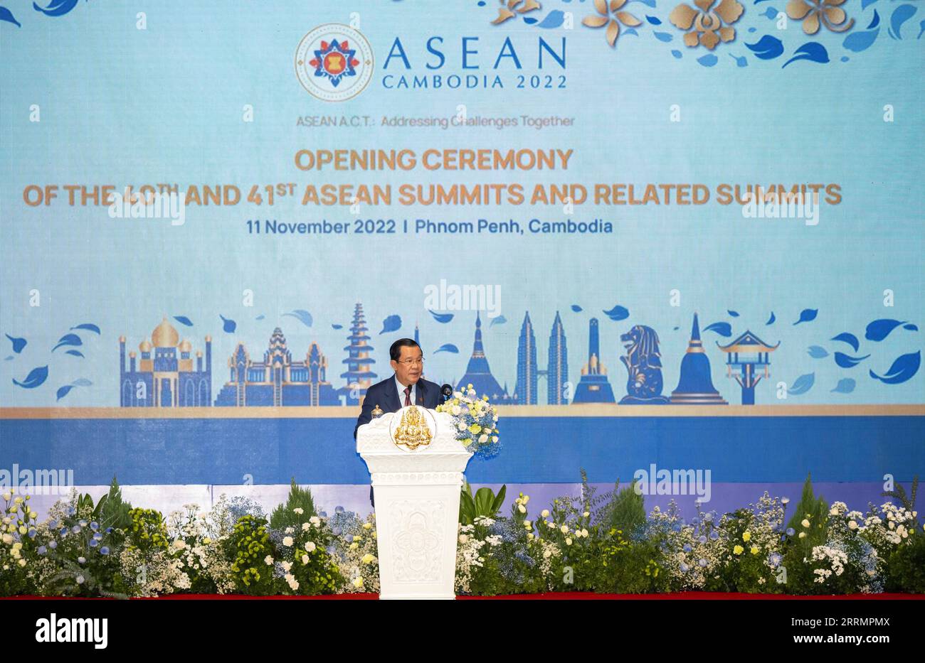 221111 -- PHNOM PENH, 11. November 2022 -- kambodschanischer Premierminister Samdech Techo Hun Sen spricht bei der Eröffnungszeremonie der 40. Und 41. ASEAN-Gipfel und damit zusammenhängender Gipfel in Phnom Penh, Kambodscha, 11. November 2022. Die 40. Und 41. ASEAN-Gipfeltreffen und die damit zusammenhängenden Gipfeltreffen begannen am Freitag in der Hauptstadt Kambodschas, wobei der Schwerpunkt unter anderem auf dem fortgesetzten Prozess des Gemeindeaufbaus, der Erholung nach der COVID-19-Pandemie und regionalen und globalen Sicherheitsproblemen lag. KAMBODSCHA-PHNOM PENH-ASEAN-GIPFELS-OPENING ZHUXWEI PUBLICATIONXNOTXINXCHN Stockfoto