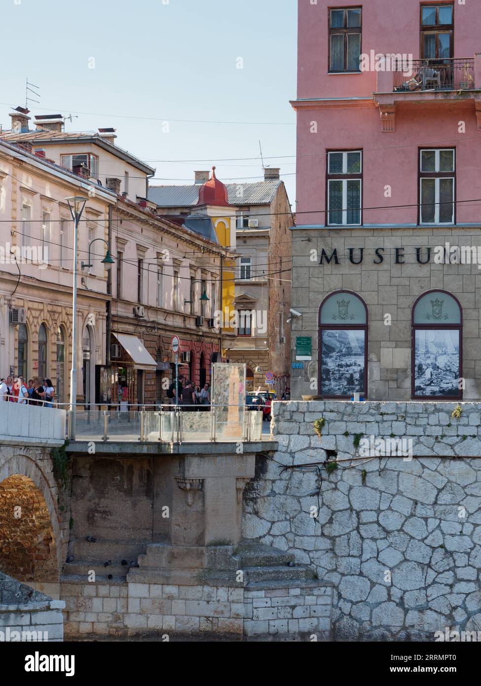 Sarajevo Museum 1878 – 1918 mit einem Teil der lateinischen Brücke am Ufer des Flusses Miljacka Sarajevo, Bosnien und Herzegowina, 8. September 2023 Stockfoto