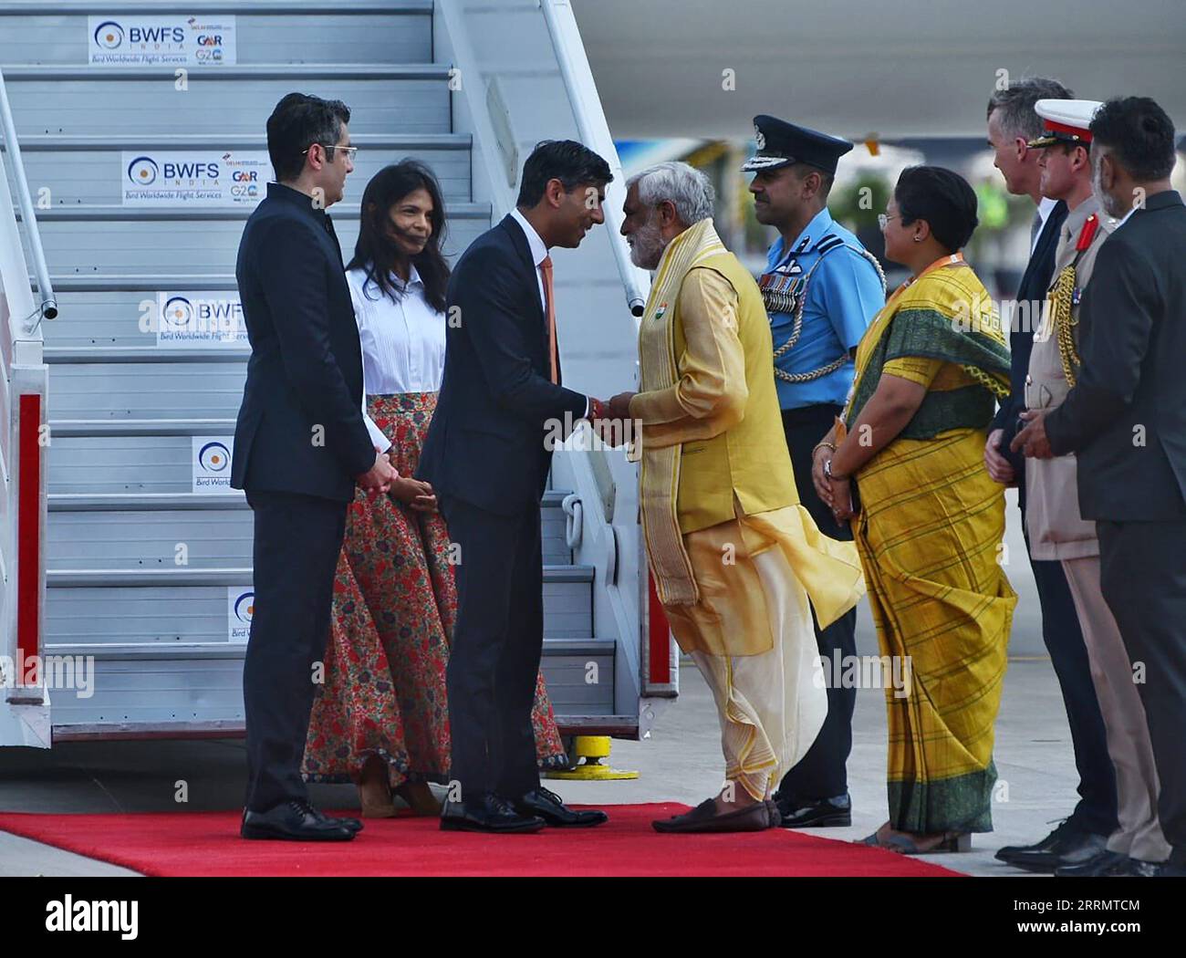 New Delhi, Indien. September 2023. Der britische Premierminister Rishi Sunak (3L) und seine Frau Akshata Murty (2L) kommen am Freitag, den 8. September 2023, am Flughafen in Neu-Delhi an, um an einem Gipfel der 20. Gruppe teilzunehmen. Foto von G20 India/UPI/Alamy Live News Stockfoto