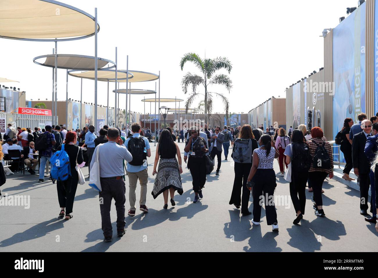 221116 -- SHARM EL-SHEIKH, 16. November 2022 -- Teilnehmer gehen am Veranstaltungsort der 27. Tagung der Konferenz der Vertragsparteien COP27 des Rahmenübereinkommens der Vereinten Nationen über Klimaänderungen in Sharm El-Sheikh, Ägypten, 15. November 2022. EGYPT-SHARM EL-SHEIKH-COP27 SuixXiankai PUBLICATIONxNOTxINxCHN Stockfoto