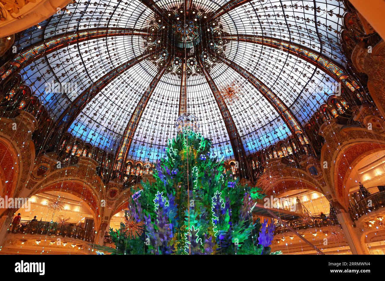 221118 -- PARIS, 18. November 2022 -- Ein riesiger Weihnachtsbaum ist im Kaufhaus Galeries Lafayette in Paris, Frankreich, 17. November 2022 zu sehen. FRANCE-PARIS-CHRISTMAS TREE-GALERIES LAFAYETTE GAOXJING PUBLICATIONXNOTXINXCHN Stockfoto