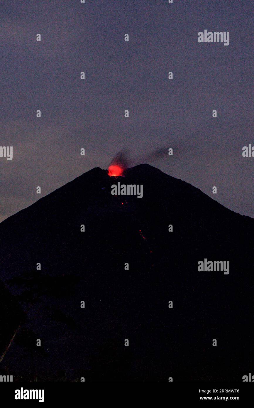 221118 -- LUMAJANG, 18. November 2022 -- Mount Semeru spuckt vulkanisches Material aus Lumajang, Ost-Java, Indonesien, 18. November 2022. Foto von /Xinhua INDONESIA-LUMAJANG-MOUNT SEMERU-ERUPTION BayuxNovanta PUBLICATIONxNOTxINxCHN Stockfoto