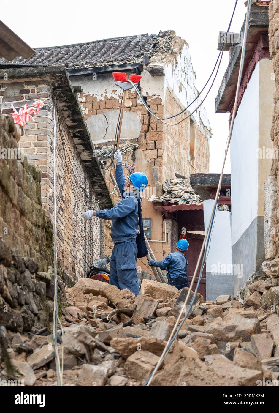 221119 -- HONGHE, 19. November 2022 -- Mitarbeiter des örtlichen Stromversorgungsbüros reparieren Stromübertragungsleitungen, die beim Erdbeben im Dorf Anpin der Gemeinde Langdi im Honghe County, Provinz Yunnan im Südwesten Chinas, 19. November 2022 beschädigt wurden. Ein Erdbeben von 5,0 Magnitude erschütterte das Honghe County in Honghe Hani und der Autonomen Präfektur Yi, Provinz Yunnan im Südwesten Chinas, um 1:27 Uhr am Samstag, Pekinger Zeit, laut dem China Earthquake Networks Center CENC. In den vom Beben betroffenen Gebieten wurden Hausschäden wie eingestürzte Fliesen und Wandrisse gemeldet, aber es wurden keine menschlichen Opfer gefunden, A Stockfoto