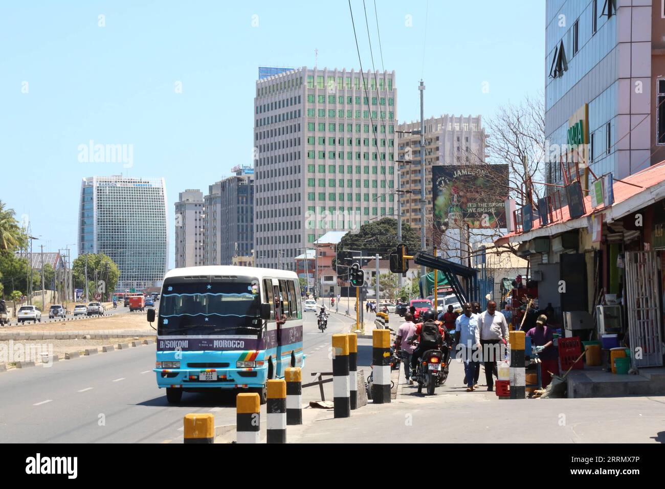 221119 -- dar es SALAAM, 19. November 2022 -- dieses Foto zeigt die New Bagamoyo Road in dar es Salaam, Tansania, am 16. November 2022. ZUM Feature: Junger Software-Ingenieur träumt davon, Tansania in einen technologischen Drehkreuz zu verwandeln Foto: /Xinhua TANZANIA-dar es SALAAM-TECHNOLOGICAL DISTRICT HermanxEmmanuel PUBLICATIONxNOTxINxCHN Stockfoto