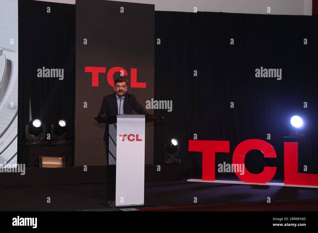 REKORDDATUM NICHT ANGEGEBEN 221119 -- NAIROBI, 18. November 2022 -- Jitendra Kulkani, Sales Director von TCL Middle East & Africa, spricht bei einer Einführungsveranstaltung in Nairobi, Kenia, 18. November 2022. TCL Electronics, eine weltweit führende TV-Marke und Pionier im Bereich Unterhaltungselektronik, hat seine 4K-LED-TV-Produktreihe der C-Serie in den wachsenden kenianischen Markt gebracht. KENIA-NAIROBI-CHINA S TCL-4K LED-FERNSEHER LONGXLEI PUBLICATIONXNOTXINXCHN Stockfoto
