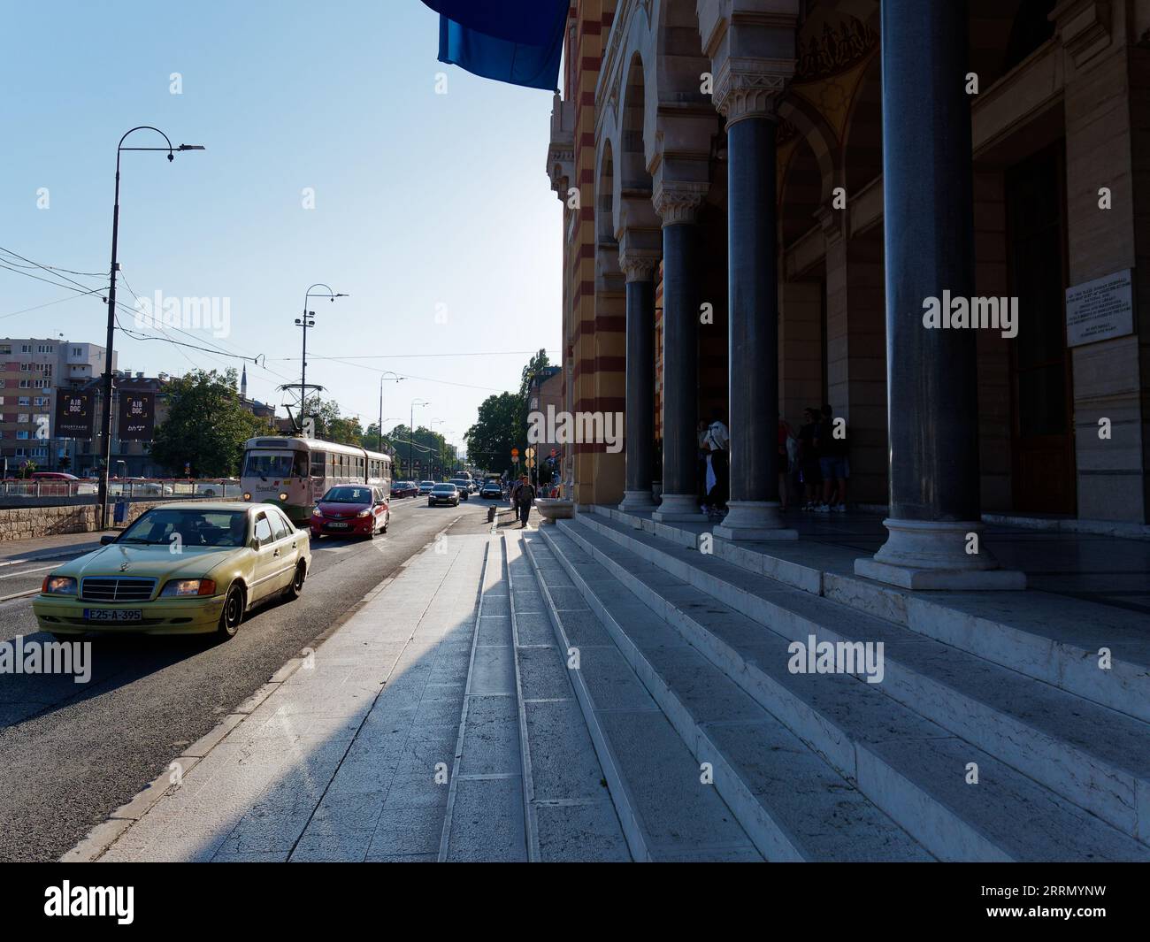 Verkehr und Stufen außerhalb des Rathauses in Sarajevo, Bosnien und Herzegowina, 08. September 2023 Stockfoto