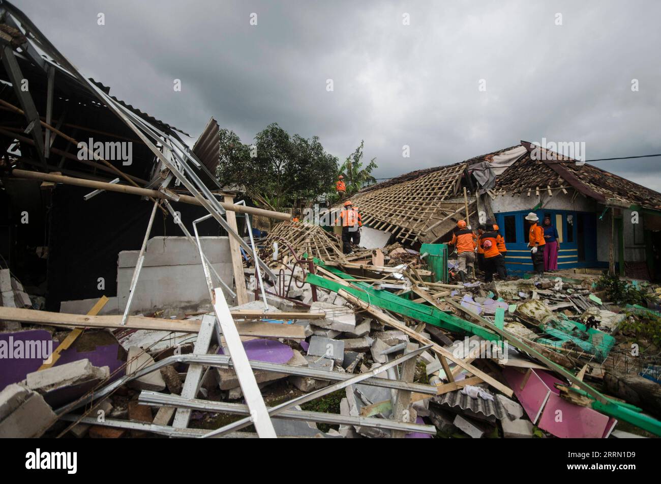 221127 -- CIANJUR, 27. November 2022 -- Rettungskräfte arbeiten an den Ruinen nach einem Erdbeben von 5,6 Magnitude im Sukamulya-Dorf Cianjur, West-Java, Indonesien, 27. November 2022. Am Sonntag stieg die Zahl der Todesopfer des Bebens am Montag in West-Java auf 321 und 11 weitere wurden vermisst, 73.874 Vertriebene. Das Beben zerstörte auch 62.628 Häuser, sagte der Chef der Katastrophenagentur des Landes Sonntag. Foto von /Xinhua INDONESIA-WEST JAVA-CIANJUR-EARTHQUAKE-AFTERMATH SEPTIANJARXMUHARAM PUBLICATIONxNOTxINxCHN Stockfoto