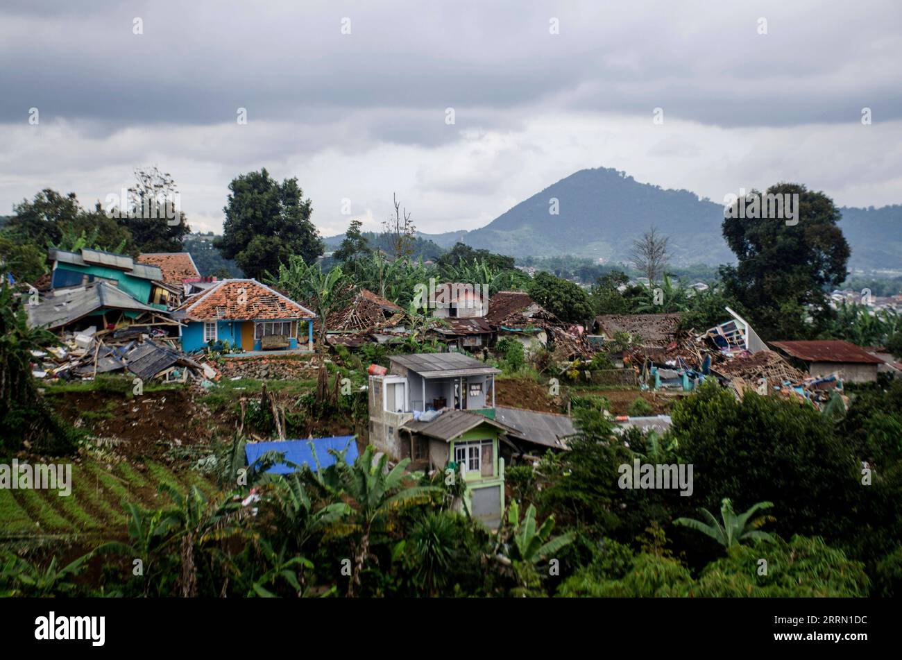 221127 -- CIANJUR, 27. November 2022 -- dieses Foto vom 27. November 2022 zeigt Häuser, die bei einem Erdbeben von 5,6 Magnitude im Sukamulya-Dorf Cianjur, West-Java, Indonesien, beschädigt wurden. Am Sonntag stieg die Zahl der Todesopfer des Bebens am Montag in West-Java auf 321 und 11 weitere wurden vermisst, 73.874 Vertriebene. Das Beben zerstörte auch 62.628 Häuser, sagte der Chef der Katastrophenagentur des Landes Sonntag. Foto von /Xinhua INDONESIA-WEST JAVA-CIANJUR-EARTHQUAKE-AFTERMATH SEPTIANJARXMUHARAM PUBLICATIONxNOTxINxCHN Stockfoto