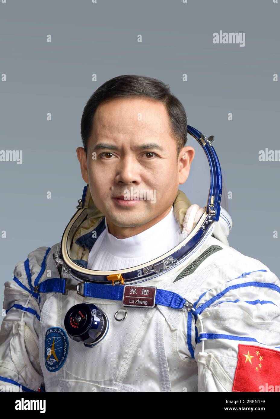 221128 -- PEKING, 28. November 2022 -- dieses undatierte Foto zeigt Zhang Lu, einen der drei Astronauten, die die Shenzhou-15-Raumfahrtmission durchführen werden. Die chinesischen Astronauten Fei Junlong, Deng Qingming und Zhang Lu werden die Shenzhou-15-Raumfahrtmission durchführen, und Fei wird der Kommandant sein, wie die China Manned Space Agency auf einer Pressekonferenz am Montag mitteilte. CHINA-SHENZHOU-15-CREW CN Xinhua PUBLICATIONxNOTxINxCHN Stockfoto