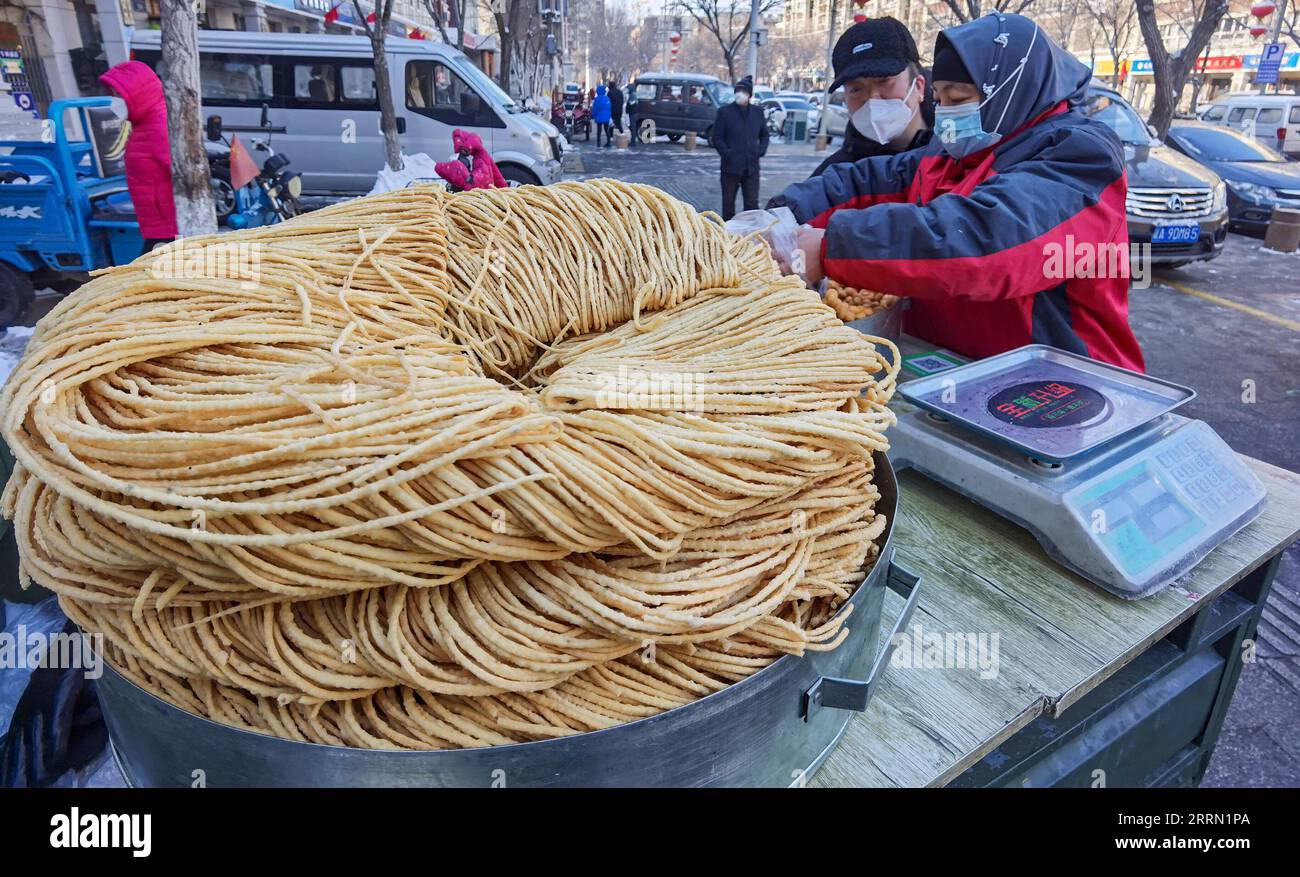 221129 -- ÜRÜMQI, 29. November 2022 -- Ein Kunde kauft Lebensmittel im Bezirk Midong von Ürümqi, Nordwestchinas Autonome Region Xinjiang Uygur, 28. November 2022. Ürümqi, die Hauptstadt der autonomen Region Xinjiang Uygur im Nordwesten Chinas, hat ab Montag schrittweise den öffentlichen Nahverkehr und den Betrieb wichtiger Unternehmen wiederhergestellt. CHINA-XINJIANG-URUMQI-COVID-19-ÖFFENTLICHE VERKEHRSMITTEL-WESENTLICHE UNTERNEHMEN-WIEDERAUFNAHME CN HUXHUHU PUBLICATIONXNOTXINXCHN Stockfoto
