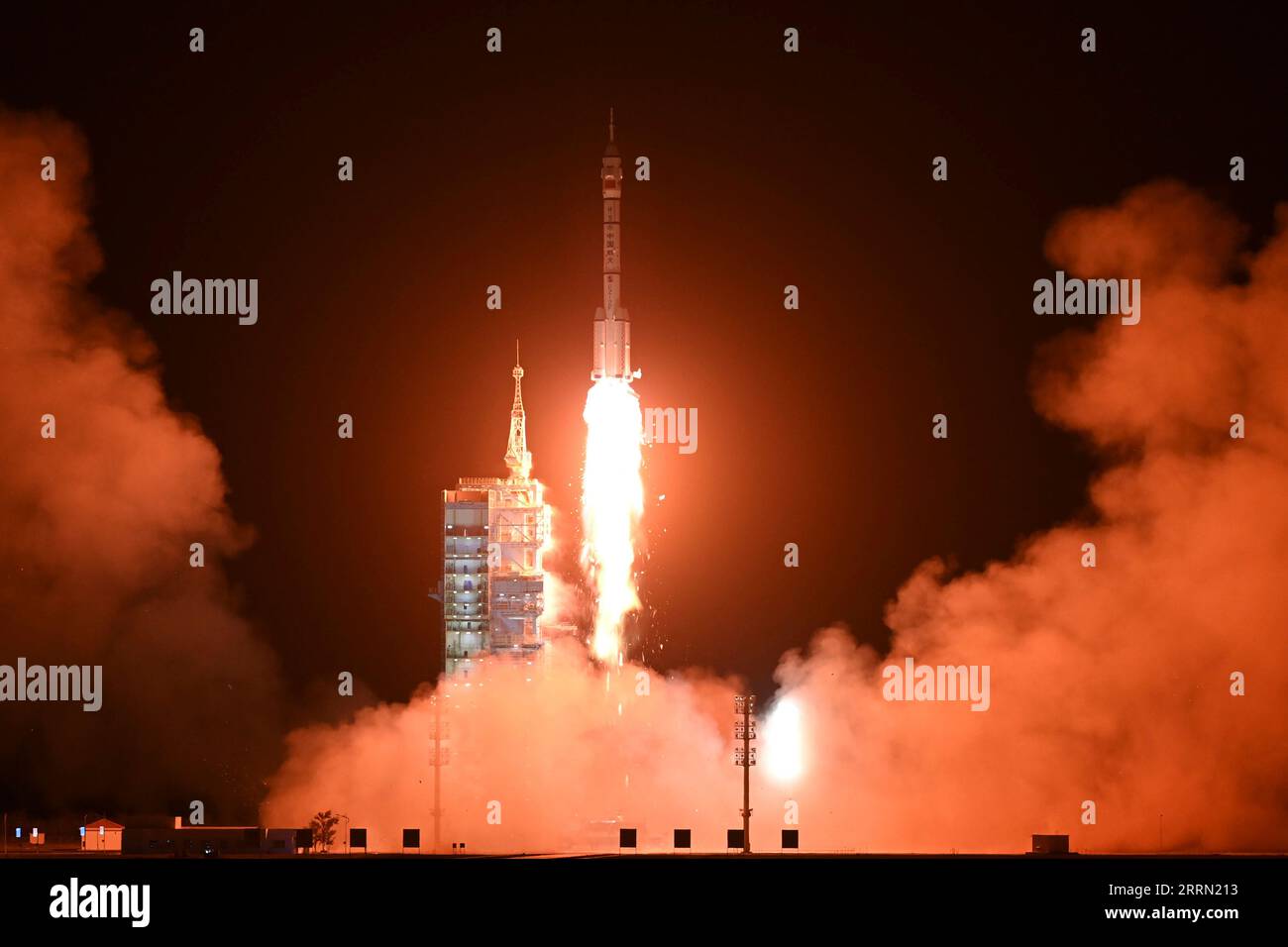 221129 -- JIUQUAN, 29. November 2022 -- das bemannte Raumschiff Shenzhou-15, auf der langen März-2F Y15 Trägerrakete, springt vom Jiuquan Satellite Launch Center im Nordwesten Chinas, 29. November 2022 ab. Etwa 10 Minuten nach dem Start trennte sich Shenzhou-15 von der Rakete und trat in ihre ausgewiesene Umlaufbahn ein. Die Crew-Mitglieder sind in gutem Zustand, und der Start ist ein voller Erfolg. Mit dem Erfolg des Starts sind alle zwölf geplanten Starts in den Schlüsselphasen der Technologieverifizierung und des Baus der Raumstation abgeschlossen. EyesonSciCHINA-SHENZHOU-15-LAUNCH CN LixGang PUBLICATIONx Stockfoto