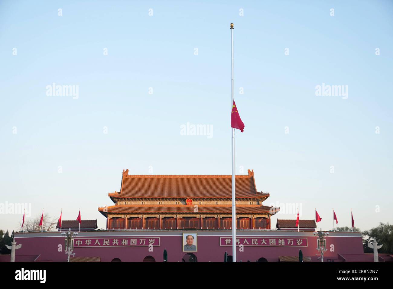 221201 -- PEKING, 1. Dezember 2022 -- Eine chinesische Nationalflagge wird am Halb-Mast geflogen, um den Tod des Genossen Jiang Zemin in Tian anmen in Peking, Hauptstadt Chinas, am 1. Dezember 2022 zu betrauern. CHINA-PEKING-TIAN ANMEN-JIANG ZEMIN-NATIONALFLAGGE-HALBMAST CN JUXHUANZONG PUBLICATIONXNOTXINXCHN Stockfoto