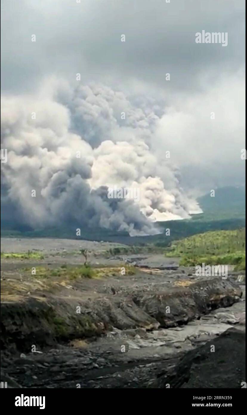 221204 -- LUMAJANG, 4. Dez. 2022 -- dieses Videobild der indonesischen Katastrophenschutzbehörde zeigt den Mount Semeru, der in Lumajang, Ost-Java, Indonesien, am 4. Dez. 2022 vulkanisches Material spuckt. Indonesiens nationale Katastrophenmanagementagentur/Handout über INDONESIA-LUMAJANG-MOUNT SEMERU-ERUPTION Xinhua PUBLICATIONxNOTxINxCHN Stockfoto