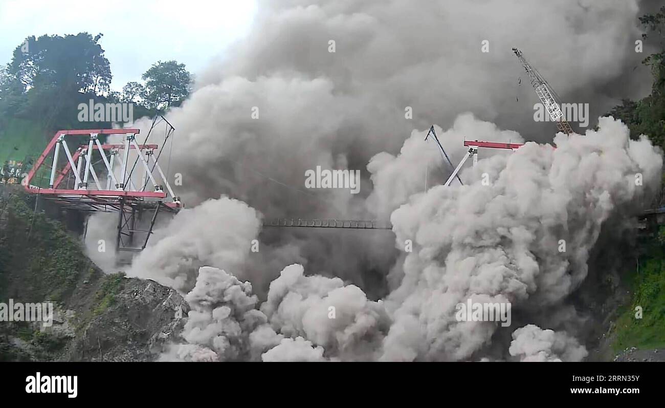 221204 -- LUMAJANG, 4. Dezember 2022 -- dieses Foto der indonesischen Katastrophenschutzbehörde zeigt den Berg Semeru, der vulkanische Materialien in der Nähe einer neuen Brücke in Lumajang, Ost-Java, Indonesien, 4. Dezember 2022 spuckt. Indonesiens nationale Katastrophenmanagementagentur/Handout über Xinhua INDONESIA-LUMAJANG-MOUNT SEMERU-ERUPTION BNPB PUBLICATIONxNOTxINxCHN Stockfoto