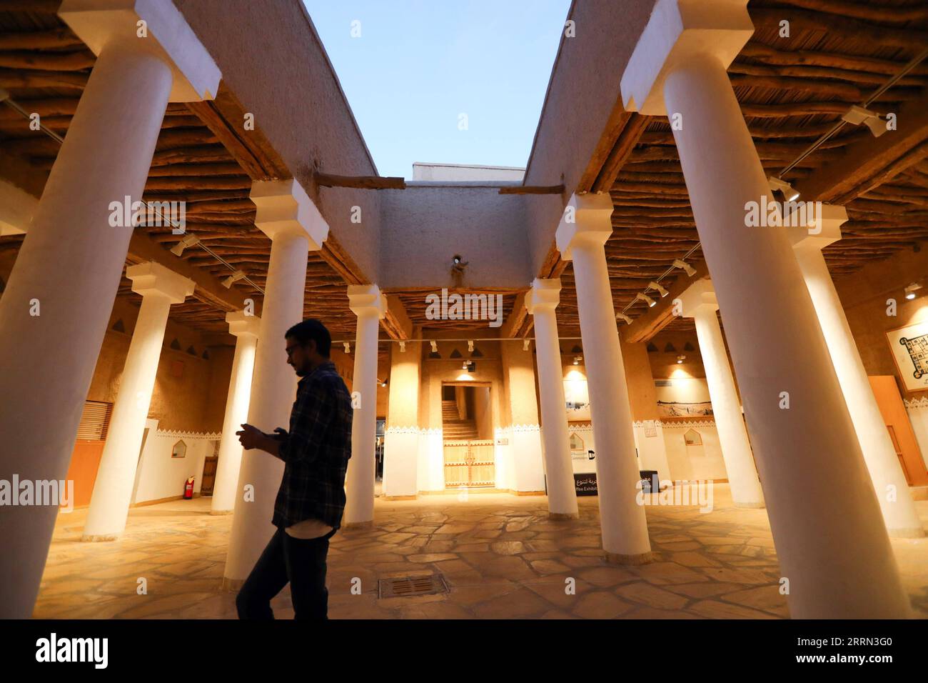 221205 -- RIAD, 5. Dezember 2022 -- dieses Foto, das am 4. Dezember 2022 aufgenommen wurde, zeigt das Al Masmak Palace Museum in Riad, Saudi-Arabien. SAUDI-ARABIEN-RIAD-LANDSCHAFT SuixXiankai PUBLICATIONxNOTxINxCHN Stockfoto
