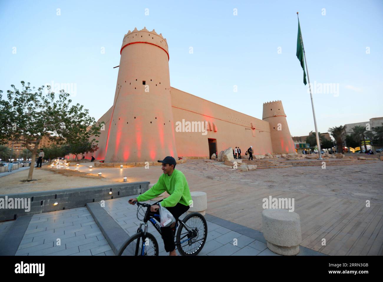 221205 -- RIAD, 5. Dezember 2022 -- dieses Foto, das am 4. Dezember 2022 aufgenommen wurde, zeigt das Al Masmak Palace Museum in Riad, Saudi-Arabien. SAUDI-ARABIEN-RIAD-LANDSCHAFT SuixXiankai PUBLICATIONxNOTxINxCHN Stockfoto