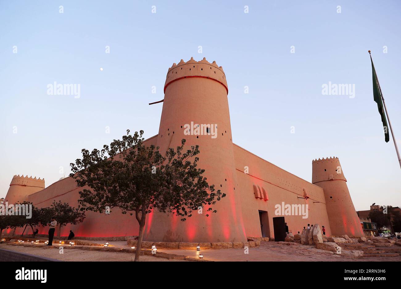 221205 -- RIAD, 5. Dezember 2022 -- dieses Foto, das am 4. Dezember 2022 aufgenommen wurde, zeigt das Al Masmak Palace Museum in Riad, Saudi-Arabien. SAUDI-ARABIEN-RIAD-LANDSCHAFT WangxDongzhen PUBLICATIONxNOTxINxCHN Stockfoto
