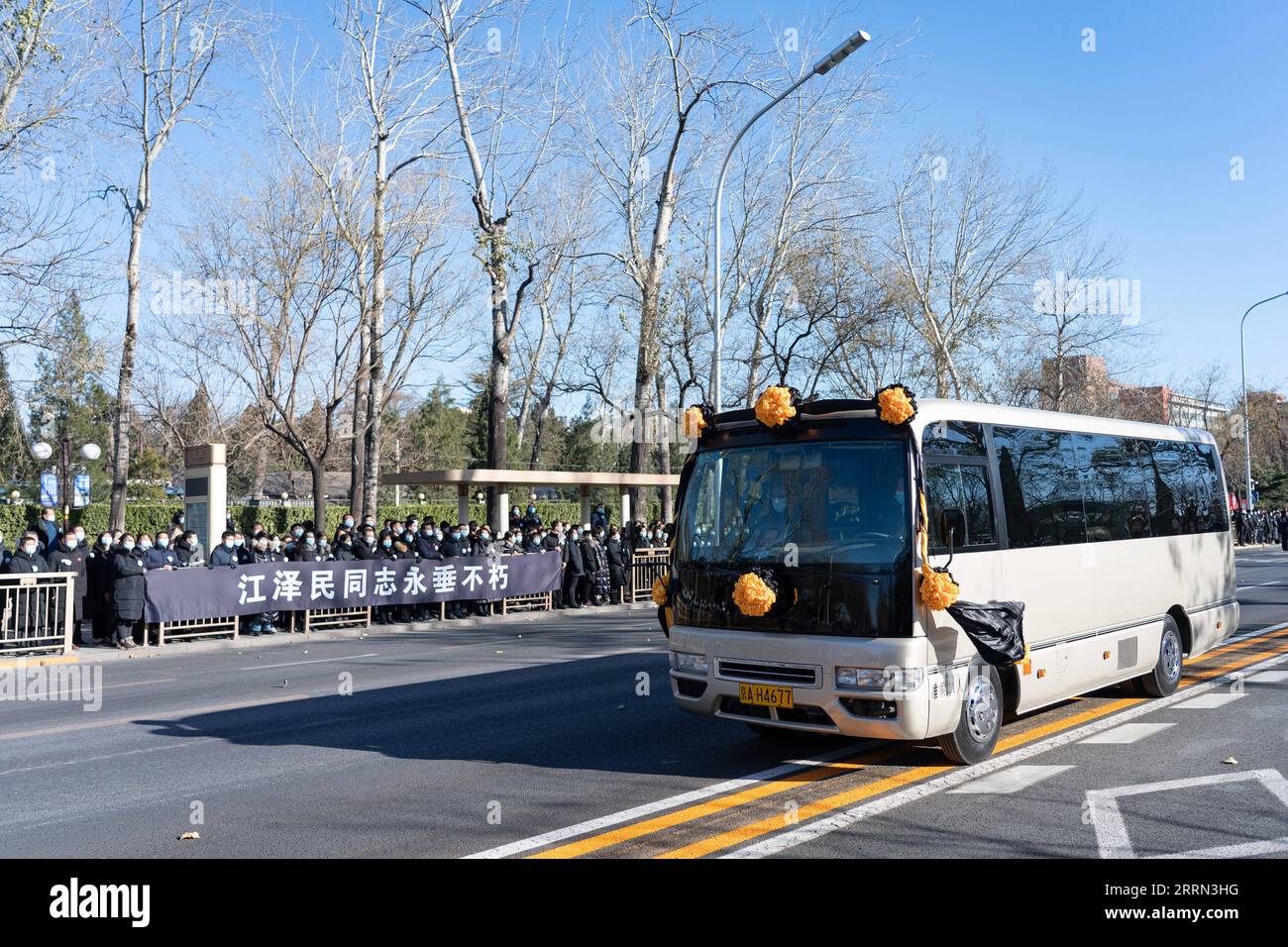 221205 -- PEKING, 5. Dezember 2022 -- Menschen aus allen Lebensbereichen der nationalen Hauptstadt säumen die Straßen, um ihren geliebten Kameraden Jiang Zemin zu sehen, und drückten ihre tiefe Trauer aus, während der Leichenwagen vom chinesischen PLA-General Hospital zum Babaoshan Revolutionary Cemetery in Peking, Hauptstadt von China, am 5. Dezember 2022 reist. Die Überreste von Jiang Zemin, der am vergangenen Mittwoch verstorben ist, wurden am Montag auf dem Babaoshan Revolutionary Cemetery im Westen Pekings verbrannt. Jiang war ein herausragender Führer, der ein hohes Ansehen genoss, das von der gesamten Kommunistischen Partei Chinas, dem gesamten Militär und anerkannt wurde Stockfoto