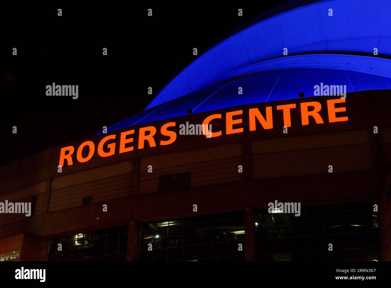 Toronto, ON, Kanada – 23. August 2023: Rogers Centre ist ein vielseitiges Stadion mit einziehbarem Dach in der kanadischen Innenstadt von Toronto Stockfoto