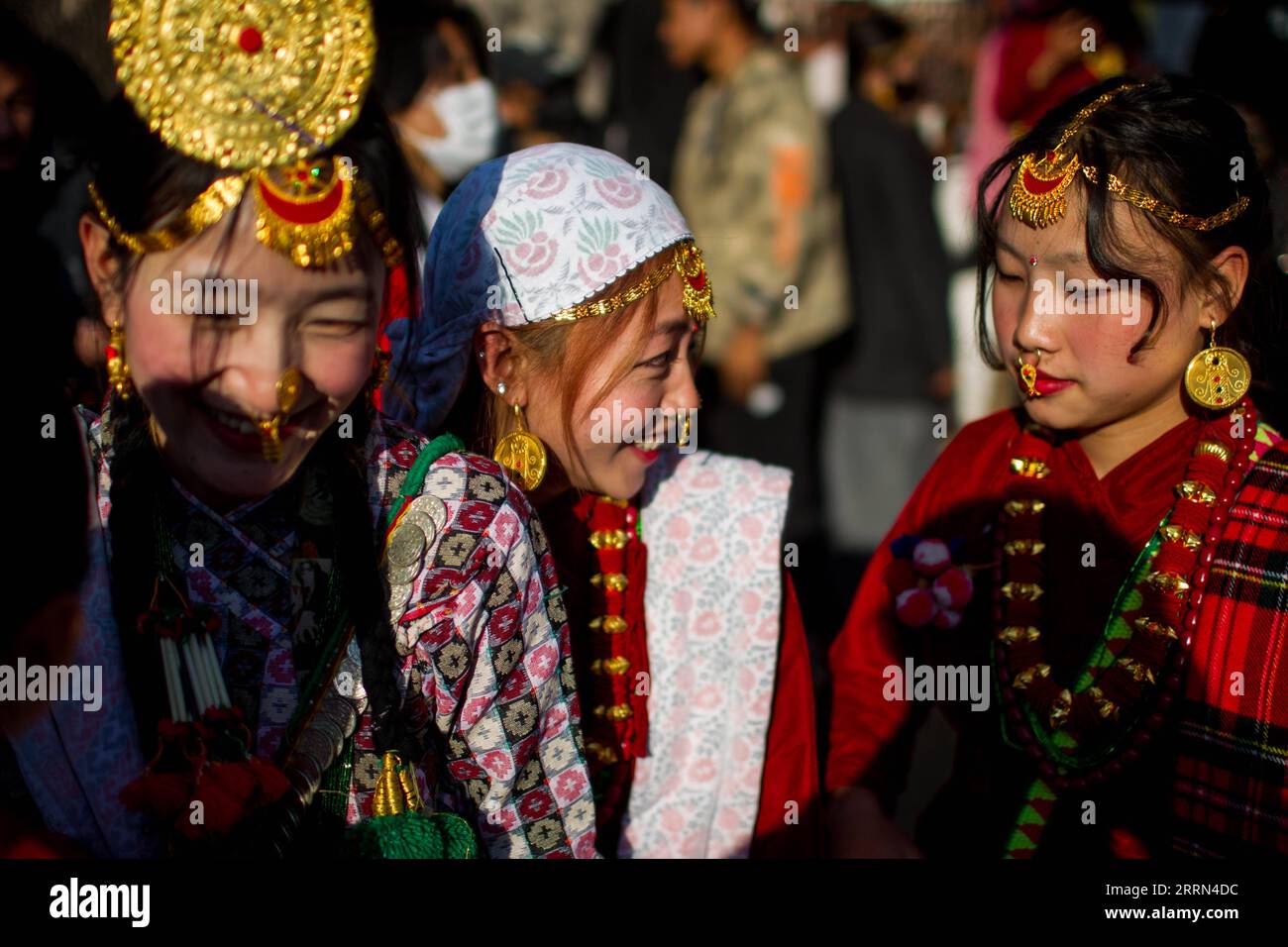 221208 -- LALITPUR, 8. Dezember 2022 -- Menschen aus der Kirat-Gemeinschaft feiern das Udhauli-Festival in Lalitpur, Nepal, 8. Dezember 2022. Udhauli ist ein jährliches Festival, das von der Kirat-Gemeinde im Osten Nepals gefeiert wird und die Migration von Tieren und Vögeln in niedrige Höhen in wärmere Regionen markiert, während die Wintersaison anbricht. Foto: /Xinhua NEPAL-LALITPUR-UDHAULI FESTIVAL SulavxShrestha PUBLICATIONxNOTxINxCHN Stockfoto