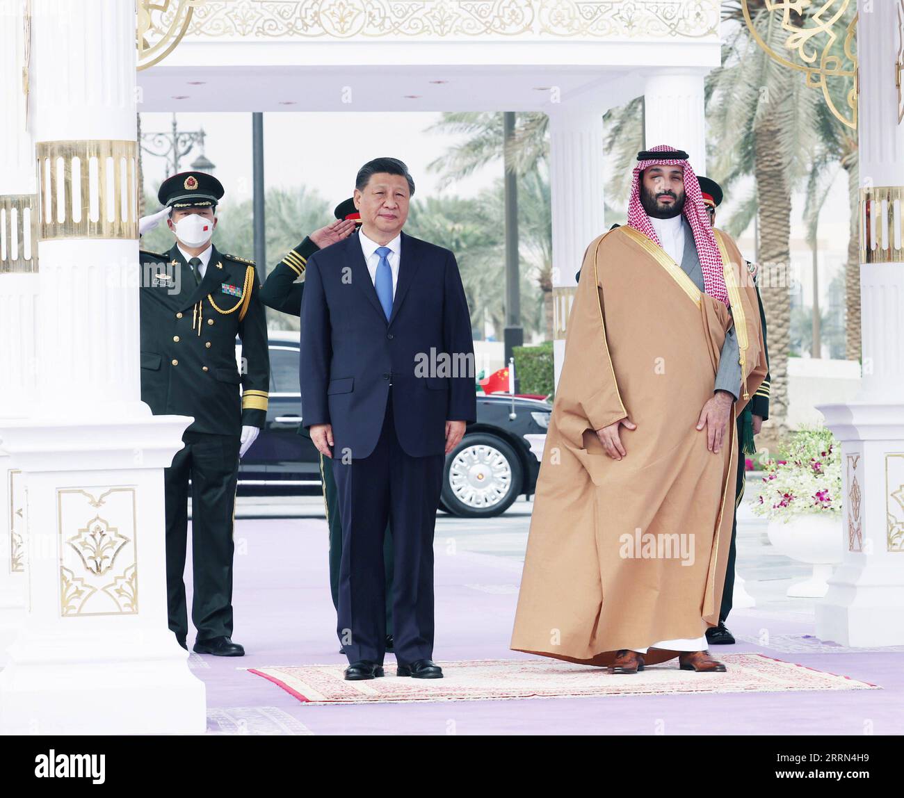 Saudi-Arabien, Kronprinz Mohammed bin Salman trifft Xi Jinping in Riad 221208 -- RIAD, 8. Dezember 2022 -- der chinesische Präsident Xi Jinping, der Saudi-Arabien einen Staatsbesuch abstattet, nimmt an einer Begrüßungszeremonie Teil, die vom saudischen Kronprinzen und Premierminister Mohammed bin Salman Al Saud im Namen von König Salman bin Abdulaziz Al Saud am 8. Dezember 2022 im königlichen Palast in Riad, Saudi-Arabien, abgehalten wird. SAUDI-ARABIEN-RIAD-XI JINPING-BEGRÜSSUNGSZEREMONIE YAOXDAWEI PUBLICATIONXNOTXINXCHN Stockfoto