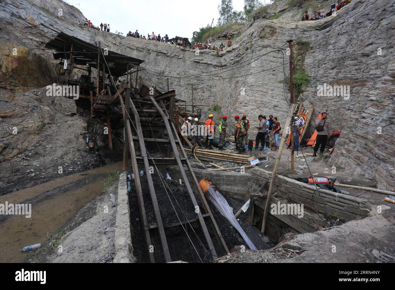 News Bilder des Tages 221209 -- JAKARTA, 9. Dezember 2022 -- Retter arbeiten nach einer Explosion in einem Kohlebergwerk in Sawahlunto, West Sumatra, Indonesien, 9. Dezember, 2022. am Freitag explodierte eine Kohlemine in der indonesischen Westprovinz West Sumatra, wobei neun Arbeiter starben, zwei weitere verletzt und einer vermisst wurde, sagte ein Beamter. Foto: /Xinhua INDONESIA-WEST SUMATRA-COAL MINE-EXPLOSION-AFTERMATH AndrixMardiansyah PUBLICATIONxNOTxINxCHN Stockfoto