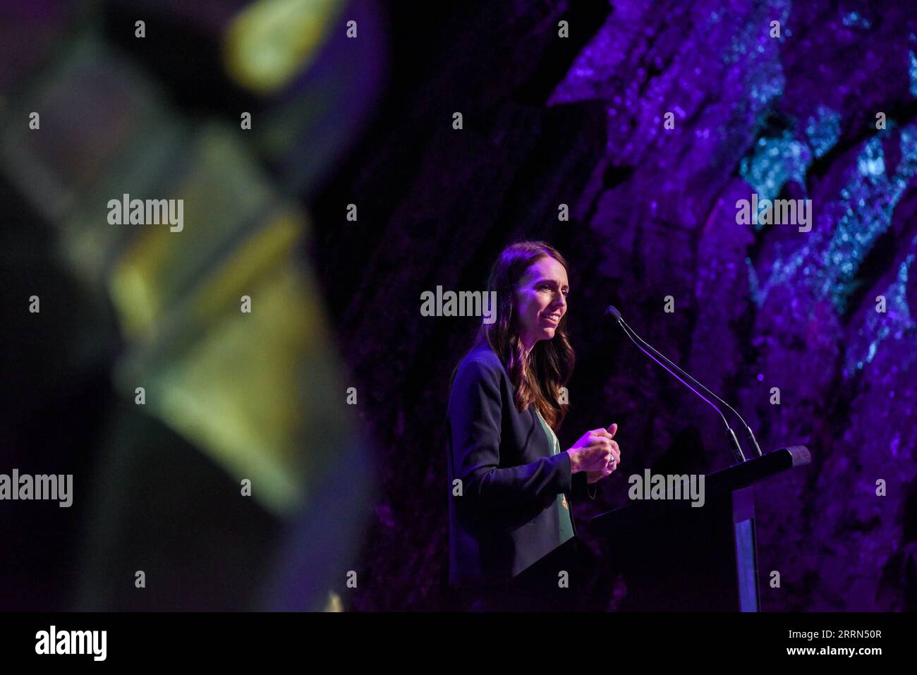 221210 -- AUCKLAND, 10. Dezember 2022 -- Neuseelands Premierminister Jacinda Ardern spricht anlässlich des 50. Jahrestages der diplomatischen Beziehungen zwischen Neuseeland und China in Auckland, Neuseeland, 9. Dezember 2022. Die Beziehung zu China leistet einen wichtigen Beitrag zum Wohlstand Neuseelands, sagte Ardern bei der Veranstaltung und stellte fest, dass Neuseelands Beziehung zu China komplex ist und sich weiterentwickelt. NEUSEELAND-AUCKLAND-PM-CHINA-BILATERALE BEZIEHUNGEN GUOXLEI PUBLICATIONXNOTXINXCHN Stockfoto