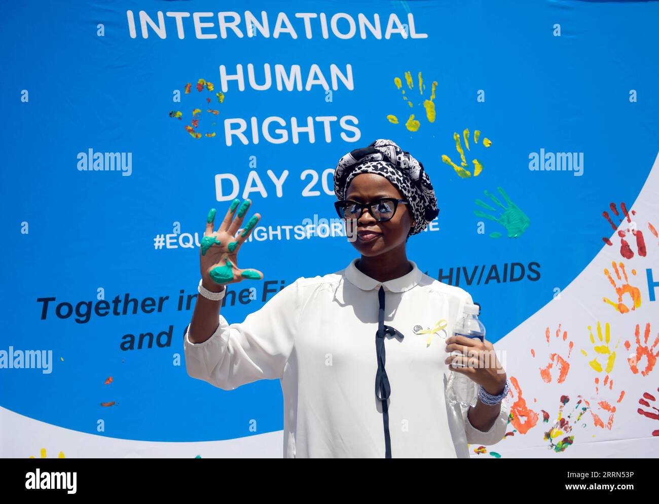 221210 -- GABORONE, 10. Dezember 2022 -- Eine Frau zeigt ihre bemalte Hand während einer öffentlichen Veranstaltung zum Gedenken an den Tag der Menschenrechte in Gaborone, Botswana am 9. Dezember 2022. Der Tag der Menschenrechte findet jedes Jahr am 10. Dezember statt, dem Tag, an dem die Generalversammlung der Vereinten Nationen 1948 die Allgemeine Erklärung der Menschenrechte verabschiedete. Foto von /Xinhua BOTSWANA-INT L MENSCHENRECHTSTAG-GEDENKEN TshekisoxTebalo PUBLICATIONxNOTxINxCHN Stockfoto