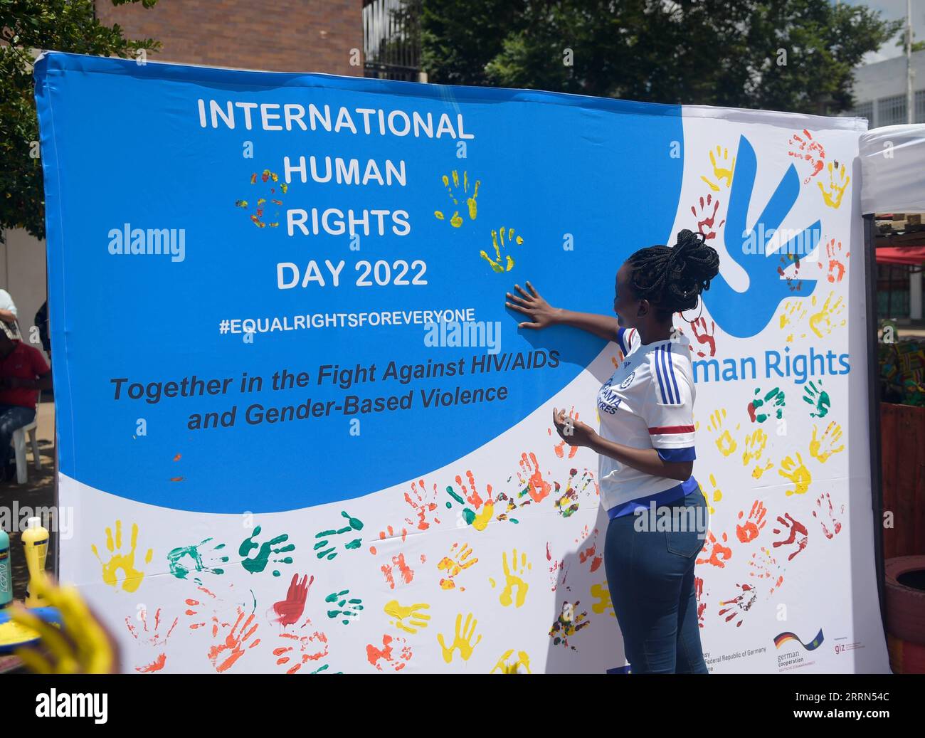 221210 -- GABORONE, 10. Dezember 2022 -- Eine Frau trägt Farbe auf ein Banner während einer öffentlichen Veranstaltung zum Gedenken an den Tag der Menschenrechte in Gaborone, Botswana, am 9. Dezember 2022. Der Tag der Menschenrechte findet jedes Jahr am 10. Dezember statt, dem Tag, an dem die Generalversammlung der Vereinten Nationen 1948 die Allgemeine Erklärung der Menschenrechte verabschiedete. Foto von /Xinhua BOTSWANA-INT L MENSCHENRECHTSTAG-GEDENKEN TshekisoxTebalo PUBLICATIONxNOTxINxCHN Stockfoto