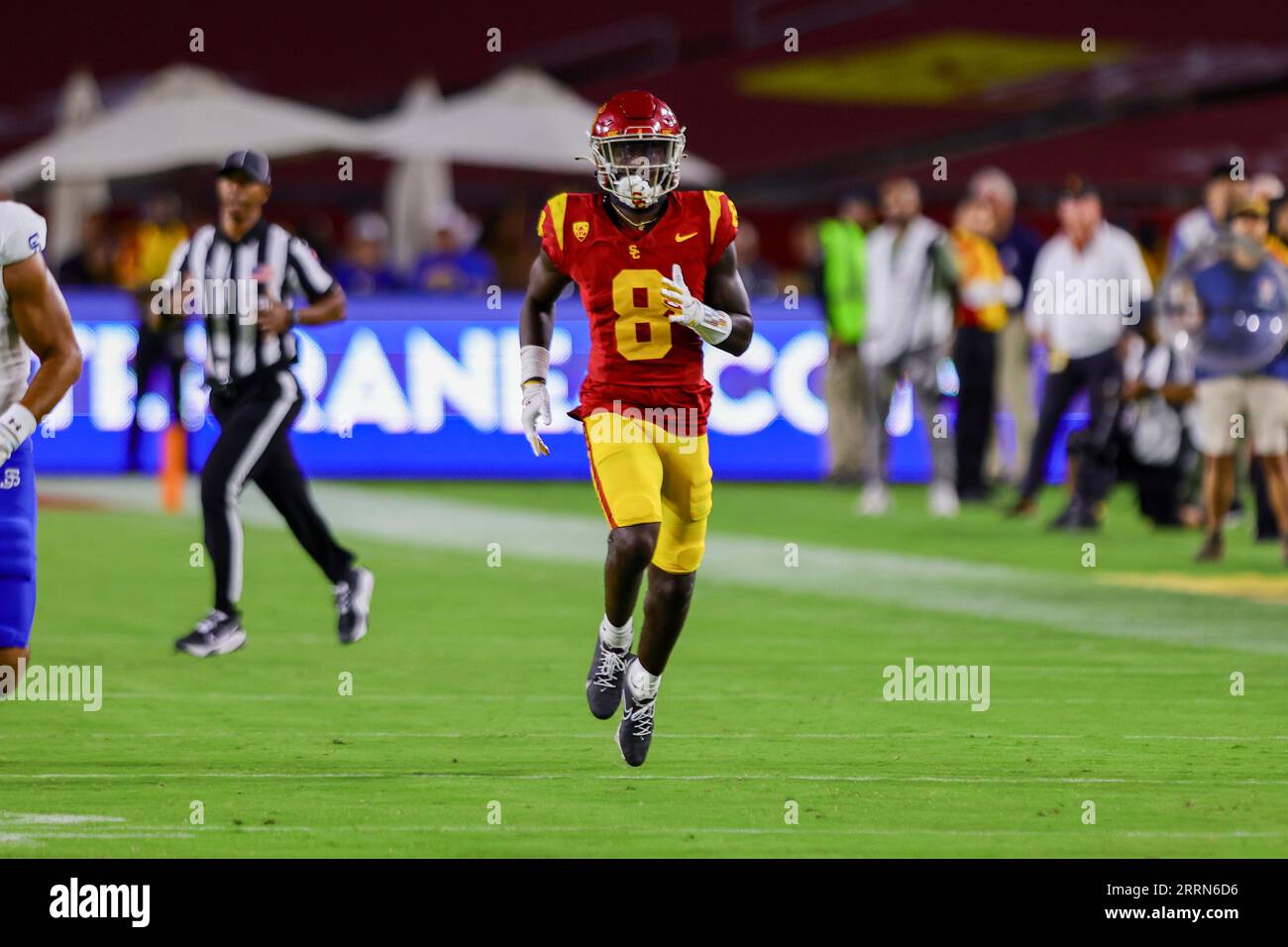 LOS ANGELES, CA - AUGUST 26: USC Trojans safety Zion Branch (8) runs down the field during a college football game between the San Jose State Spartans against the USC Trojans on August 26, 2023, at the Los Angeles Memorial Coliseum in Los Angeles, CA. (Photo by Jordon Kelly/Icon Sportswire) (Icon Sportswire via AP Images) Stockfoto