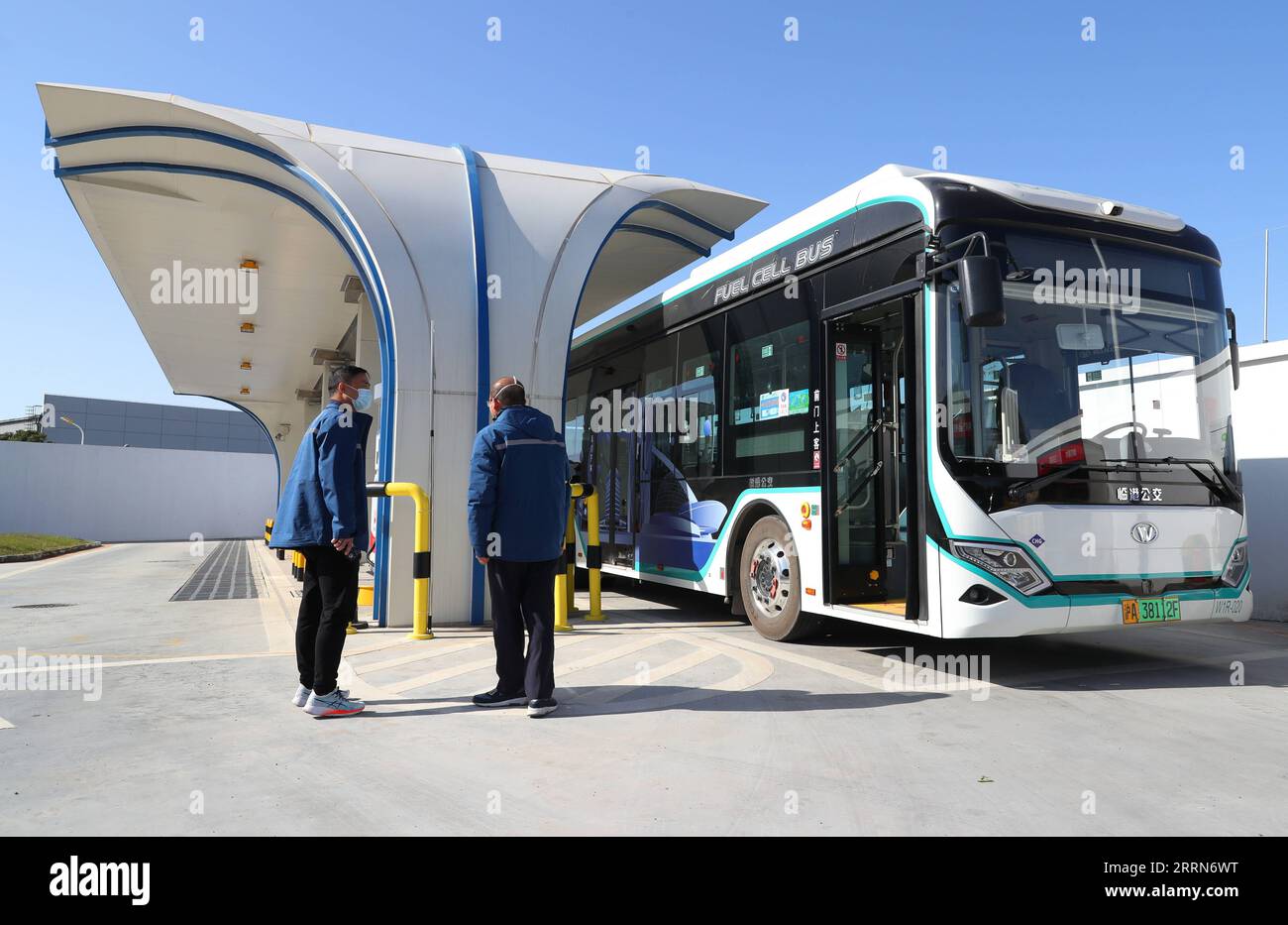 221216 -- SHANGHAI, 16. Dezember 2022 -- Ein öffentlicher Bus mit Wasserstoffbrennstoffzellen wird an einer Wasserstofftankstelle in Lingang, Einem neuen Gebiet von Pudong New Area, im östlichen Shanghai, 15. Dezember 2022, betankt. Als Demonstrationszone für den kommerziellen Betrieb von Fahrzeugen mit WasserstoffBrennstoffzellenantrieb in Shanghai, das neue Gebiet von Lingang hat seit Anfang 2022 einen weiteren Kilometer zurückgelegt, um mehr öffentliche Busse mit Wasserstoffbrennstoffzellen in den praktischen Einsatz zu bringen, und bis heute fahren dort 66 Einheiten dieser Art auf den Straßen. Weitere 52 Maschinen haben bereits den Nulllastbetrieb begonnen und werden voraussichtlich starten Stockfoto