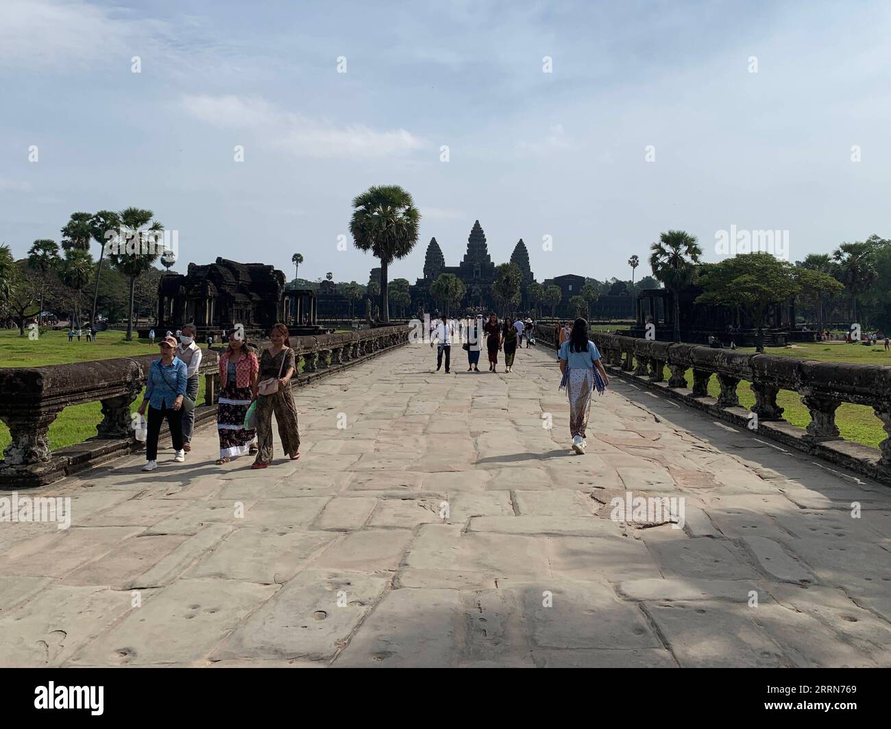 221217 -- SIEM REAP, 17. Dezember 2022 -- Touristen besuchen den Angkor Wat im Angkor Archäologischen Park in der Provinz Siem Reap, Kambodscha, 17. Dezember 2022. ZU GEHEN MIT Feature: Kambodscha freut sich, wie ausländische Touristen allmählich zu berühmten Angkor zurückkehren Foto von /Xinhua CAMBODIA-SIEM REAP-ANGKOR-TOURISM RECOVERY VanxPov PUBLICATIONxNOTxINxCHN Stockfoto