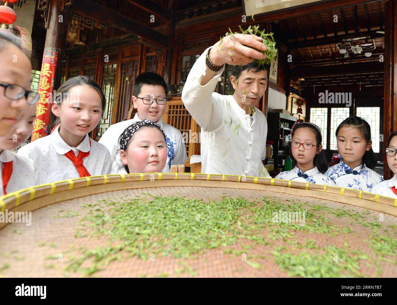 221218 -- HANGZHOU, 18. Dez. 2022 -- dieses undatierte Foto zeigt Zheng Funian, wie die Zisun-Tee-Zubereitungstechnik in Changxing, der ostchinesischen Provinz Zhejiang, gezeigt wird. Schlagzeilen: Die chinesische Teekultur floriert unter der jungen Generation Xinhua PUBLICATIONxNOTxINxCHN Stockfoto