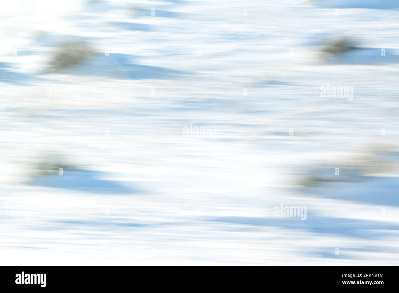 Abstrakte Unschärfe-Effekte von Schnee, Schatten und Sagebrush für Hintergrund, Textur und Überlagerung des Kopierraums Stockfoto