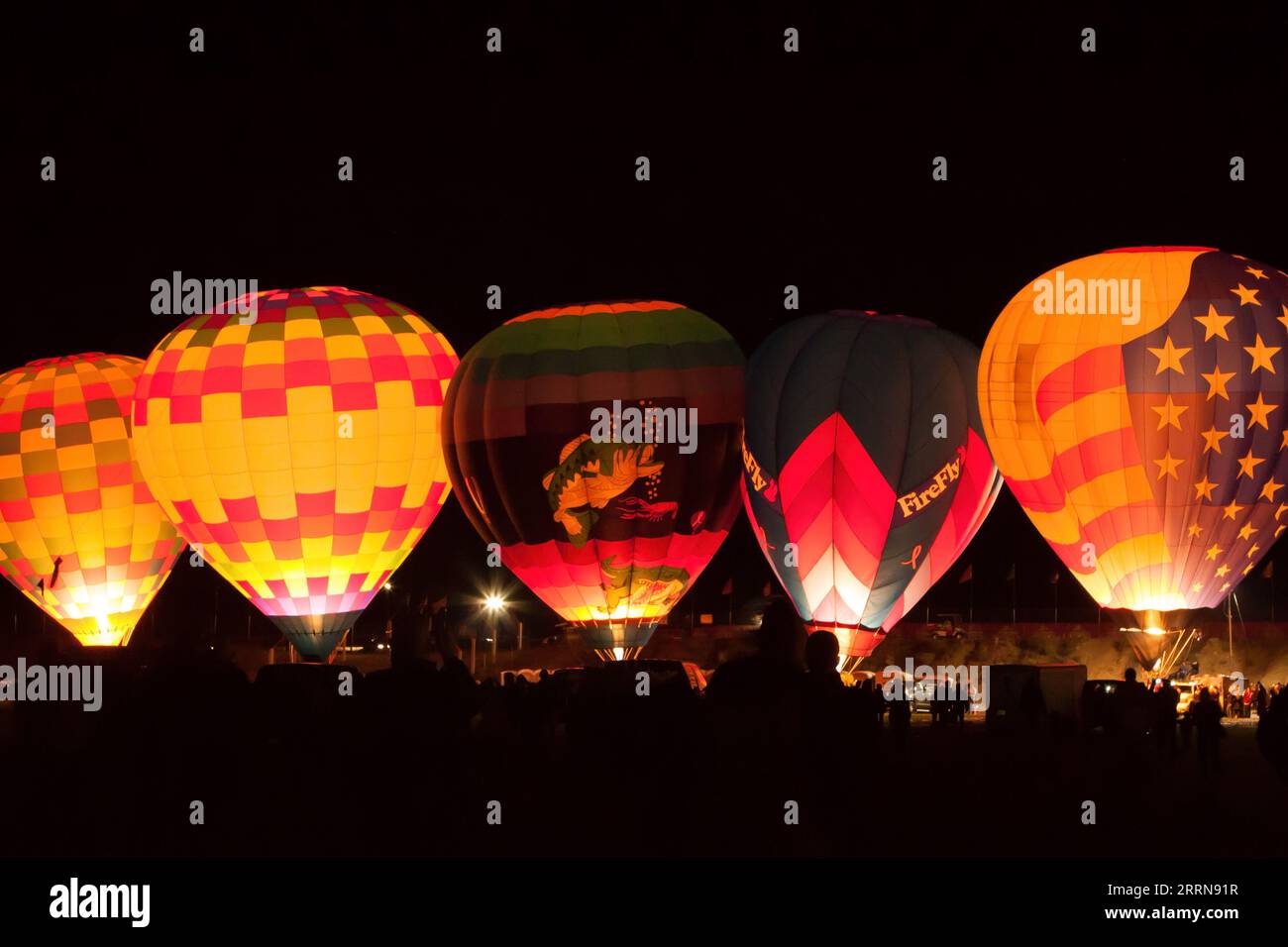 Der Heißluftballon am frühen Morgen erleuchtet den Startbereich der Albuquerque Balloon Fiesta, USA Stockfoto