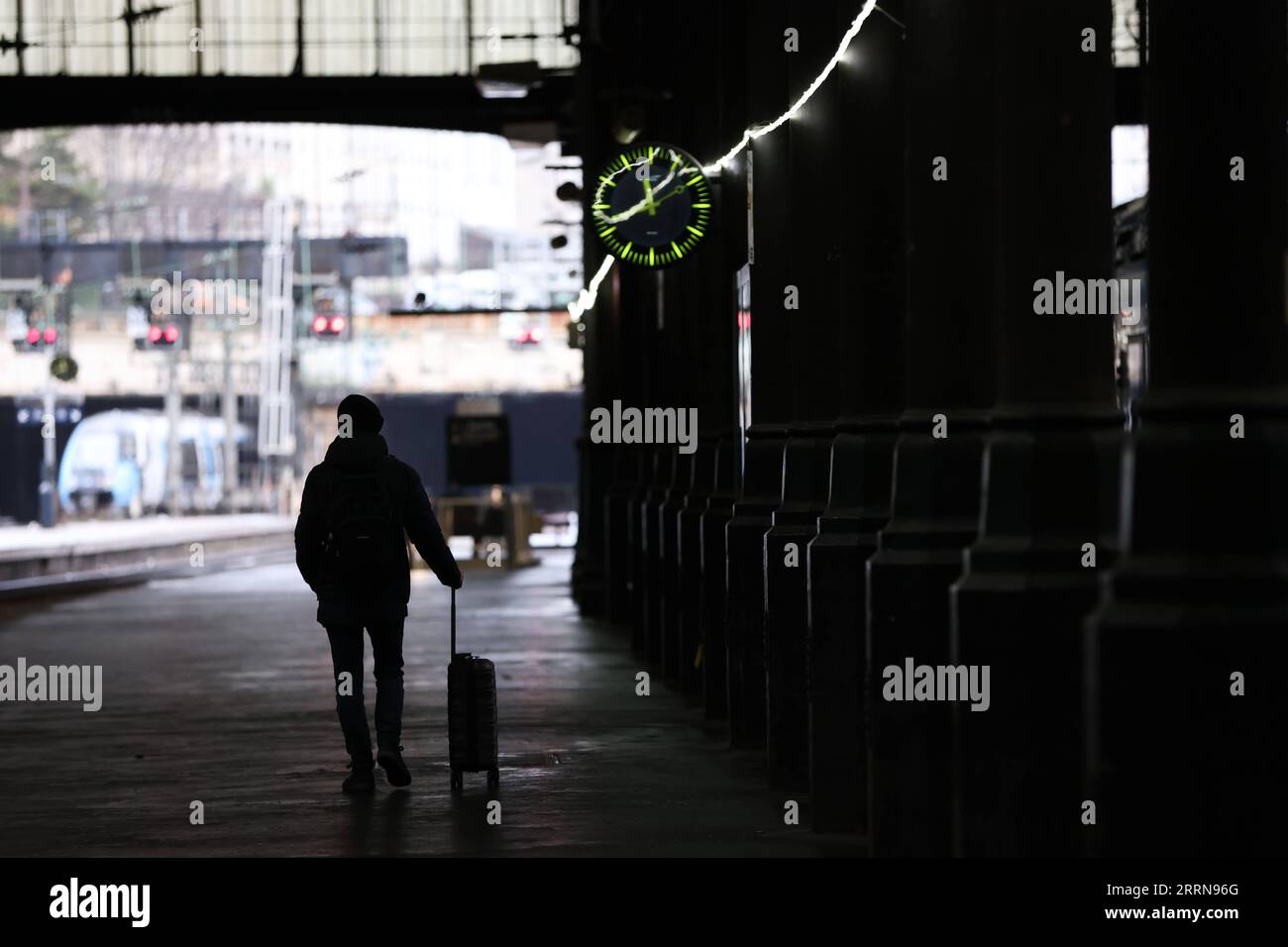 221224 -- PARIS, 24. Dezember 2022 -- Ein Passagier geht auf dem Bahnsteig am Bahnhof Gare Saint Lazare in Paris, Frankreich, 23. Dezember 2022. Frankreichs nationale Eisenbahngesellschaft SNCF erklärte, dass sie am Freitag eine Vereinbarung mit den Gewerkschaften des Landes getroffen habe, um weitere Streiks am Neujahrswochenende zu vermeiden. Die Fahrt wird jedoch an diesem Wochenende weiterhin unterbrochen bleiben, da etwa jeder dritte TGV-Hochgeschwindigkeitszug gestrichen wird. FRANCE-PARIS-RAILWAY-STRIKE GaoxJing PUBLICATIONxNOTxINxCHN Stockfoto