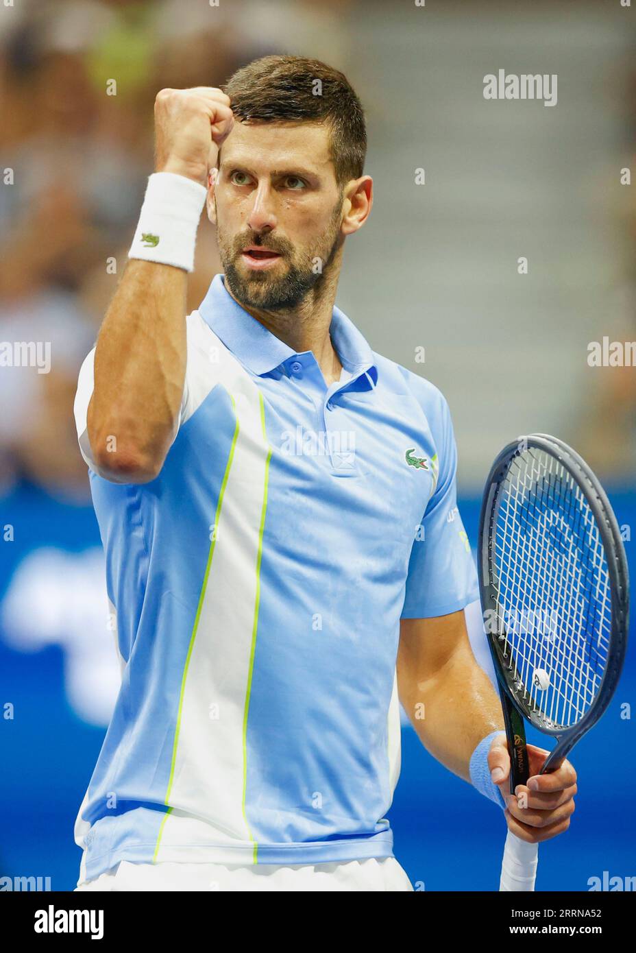 New York, USA, 8. September 2023. Der serbische Tennisspieler Novak Djokovic feiert am Freitag 2023, den 8. September 2023, während des US Open Turniers im Billie Jean King National Tennis Center. © Jürgen Hasenkopf / Alamy Live News Stockfoto