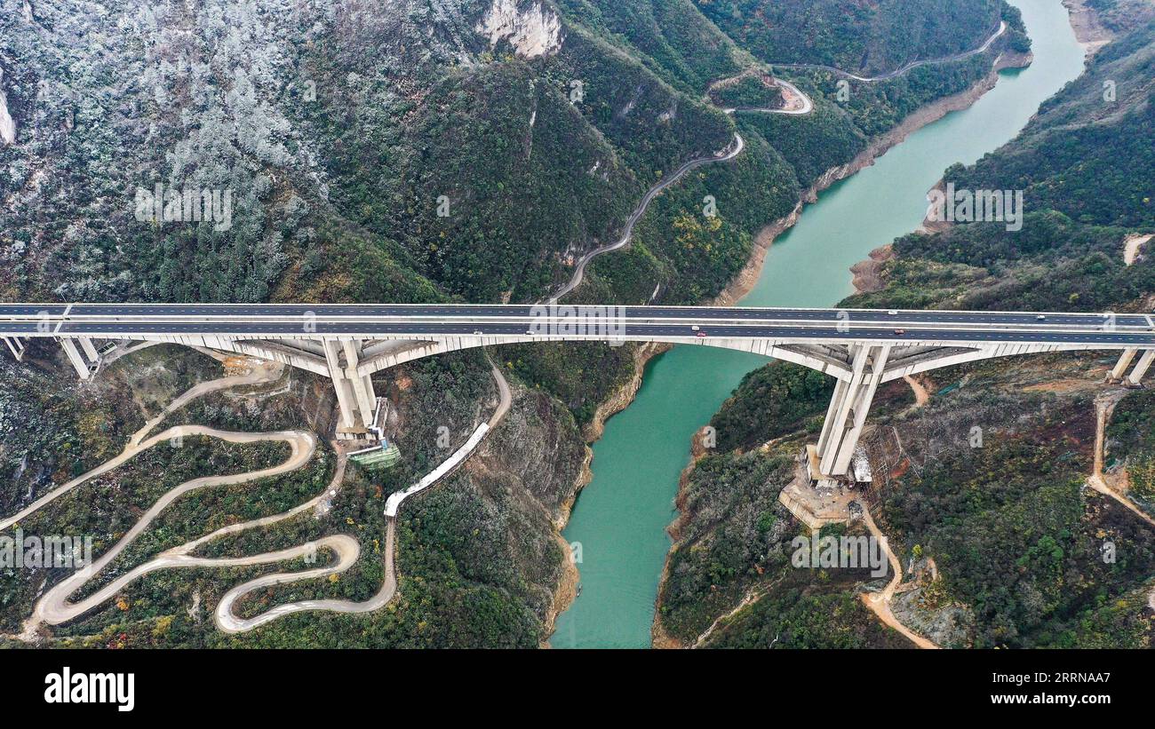 221228 -- GUIDING, 28. Dezember 2022 -- dieses Luftbild, das am 28. Dezember 2022 aufgenommen wurde, zeigt Fahrzeuge, die auf der Ganxi-Brücke im Guiding County, Provinz Guizhou im Südwesten Chinas, laufen. Auf einer Länge von 1.220 Metern wurde die Ganxi Grand Bridge, ein Teil des Guiyang-Huangping Expressway, fertiggestellt und am Mittwoch für den Verkehr geöffnet. CHINA-GUIZHOU-BRÜCKE-OFFEN FÜR VERKEHR CN YANGXWENBIN PUBLICATIONXNOTXINXCHN Stockfoto