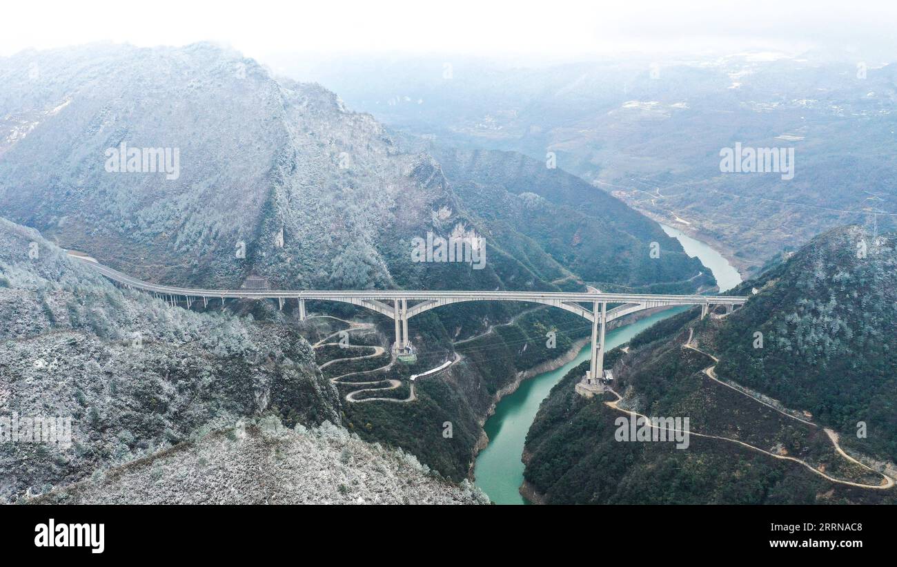 221228 -- GUIDING, 28. Dezember 2022 -- dieses Luftbild vom 28. Dezember 2022 zeigt einen Blick auf die Ganxi-Brücke im Guiding County, südwestlich der chinesischen Provinz Guizhou. Auf einer Länge von 1.220 Metern wurde die Ganxi Grand Bridge, ein Teil des Guiyang-Huangping Expressway, fertiggestellt und am Mittwoch für den Verkehr geöffnet. CHINA-GUIZHOU-BRÜCKE-OFFEN FÜR VERKEHR CN YANGXWENBIN PUBLICATIONXNOTXINXCHN Stockfoto