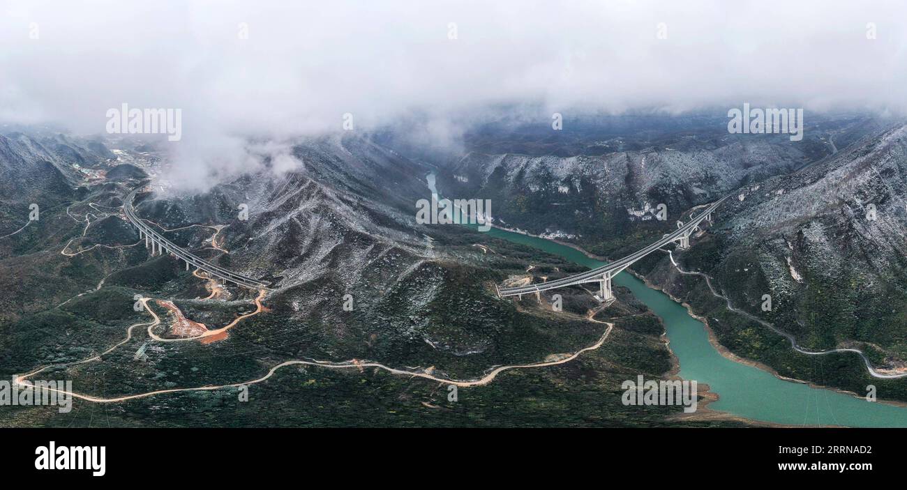 221228 -- GUIDING, 28. Dezember 2022 -- dieses Luftpanorama-Foto, aufgenommen am 28. Dezember 2022, zeigt einen Blick auf die Ganxi-Brücke im Guiding County, südwestlich der chinesischen Provinz Guizhou. Auf einer Länge von 1.220 Metern wurde die Ganxi Grand Bridge, ein Teil des Guiyang-Huangping Expressway, fertiggestellt und am Mittwoch für den Verkehr geöffnet. CHINA-GUIZHOU-BRÜCKE-OFFEN FÜR VERKEHR CN YANGXWENBIN PUBLICATIONXNOTXINXCHN Stockfoto
