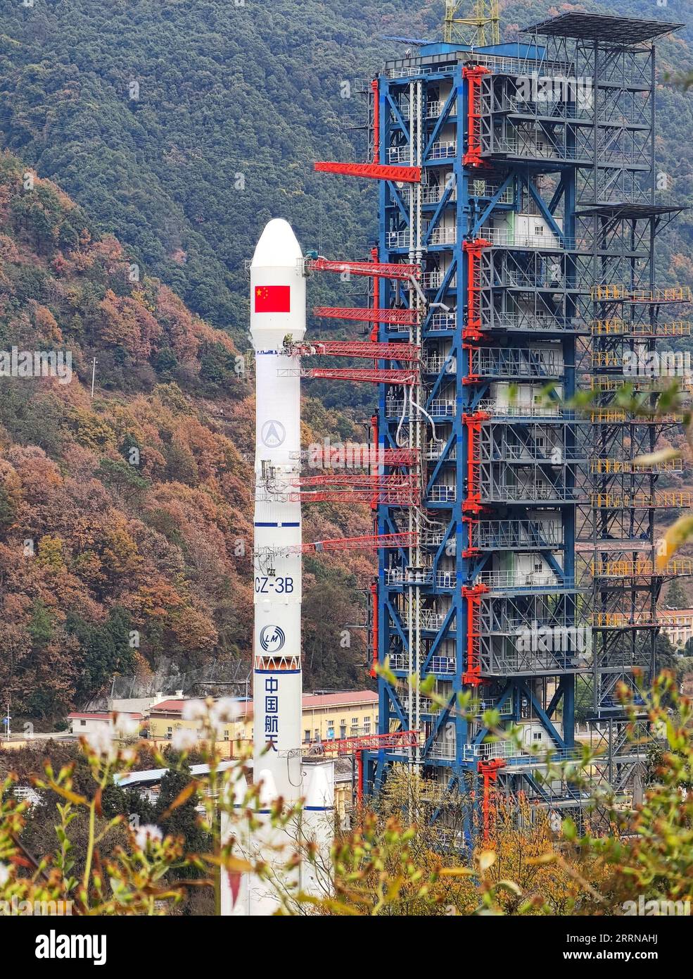 221229 -- XICHANG, 29. Dezember 2022 -- Eine lange März-3B-Trägerrakete, die den Shiyan-10 02-Satelliten vom Xichang Satellite Launch Center in der südwestchinesischen Provinz Sichuan transportiert, 29. Dezember 2022. Die Rakete startete um 12:43 Uhr Pekinger Zeit vom Xichang Satellite Launch Center im Südwesten Chinas und führte den Shiyan-10 02 Satelliten auf eine voreingestellte Umlaufbahn. Foto von /Xinhua EyesonSci CHINA-XICHANG-SATELLITE-LAUNCH CN HuxXujie PUBLICATIONxNOTxINxCHN Stockfoto