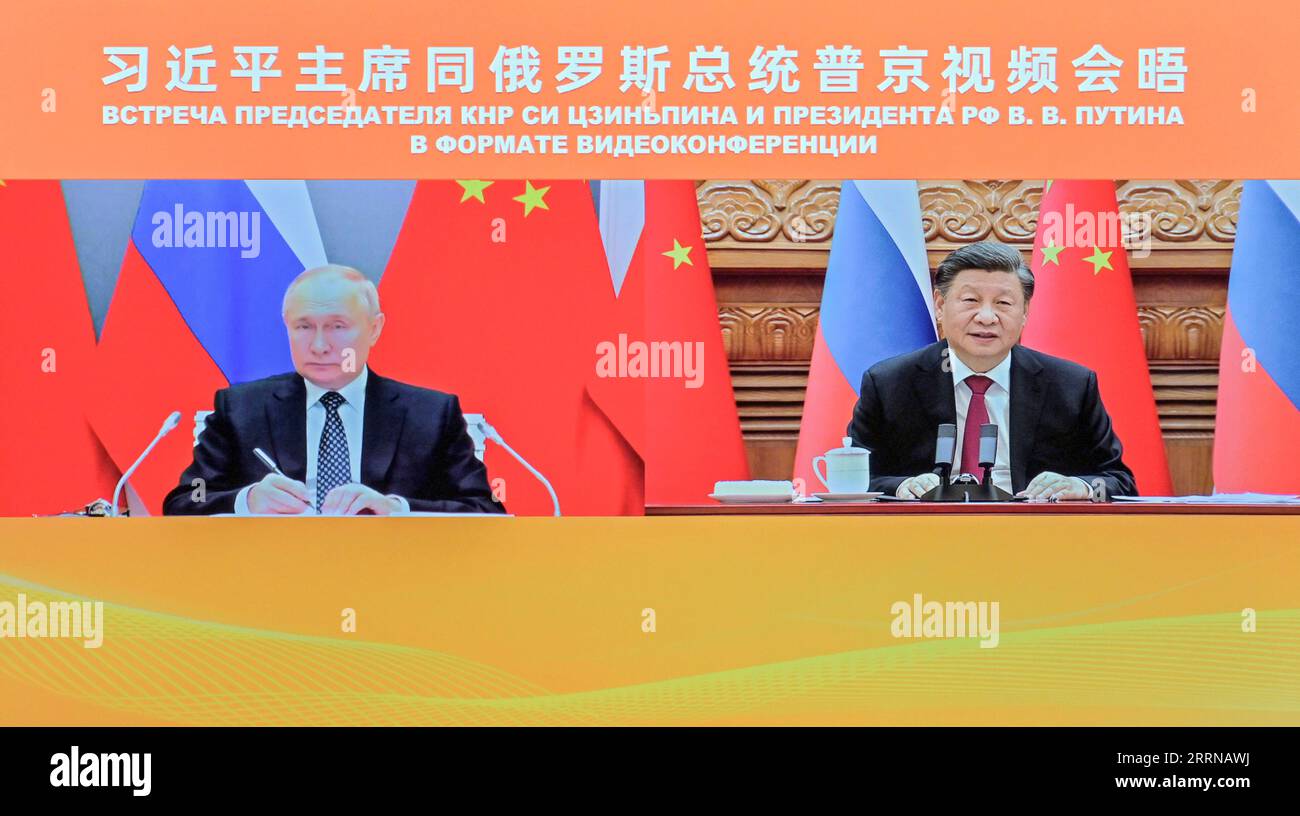 221230 -- PEKING, 30. Dezember 2022 -- der chinesische Präsident Xi Jinping trifft sich mit dem russischen Präsidenten Wladimir Putin per Video-Link in Peking, der Hauptstadt Chinas, am 30. Dezember 2022. CHINA-PEKING-XI JINPING-PUTIN-TREFFEN CN YUEXYUEWEI PUBLICATIONXNOTXINXCHN Stockfoto