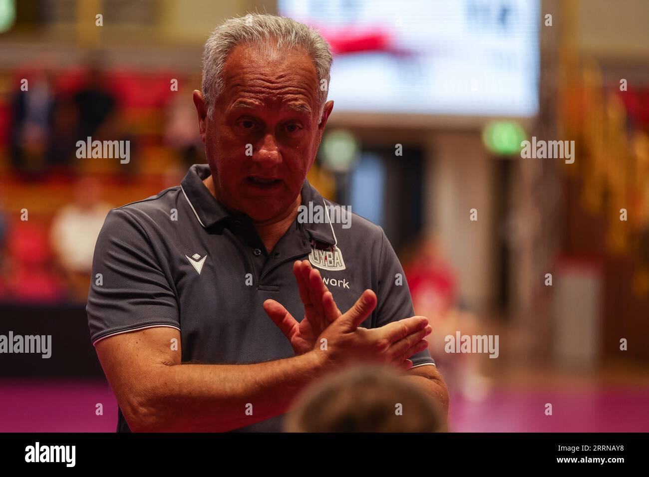 Julio Velasco Cheftrainer von UYBA UNO E-Work Busto Arsizio während der UYBA UNO E-Work Busto Arsizio Training neue Saison 2023/24 in der E-Work Arena. Stockfoto